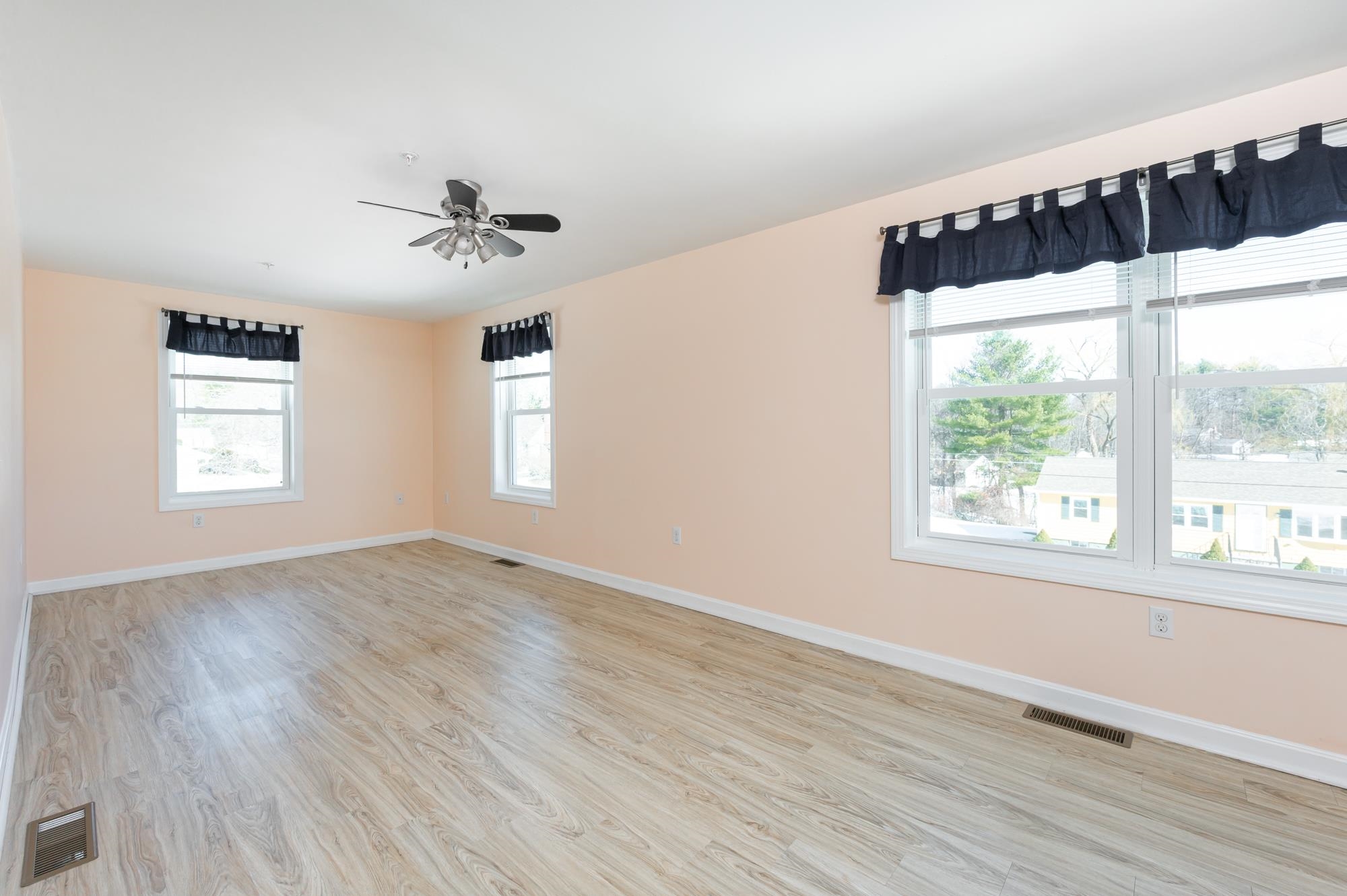 8 Ridgeview Ave, Salem, NH 03079