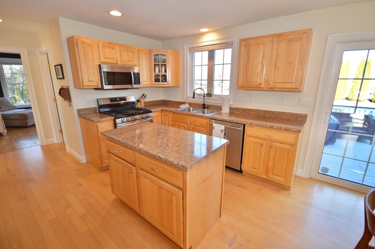 45 Currier Rd, Pelham, NH 03076