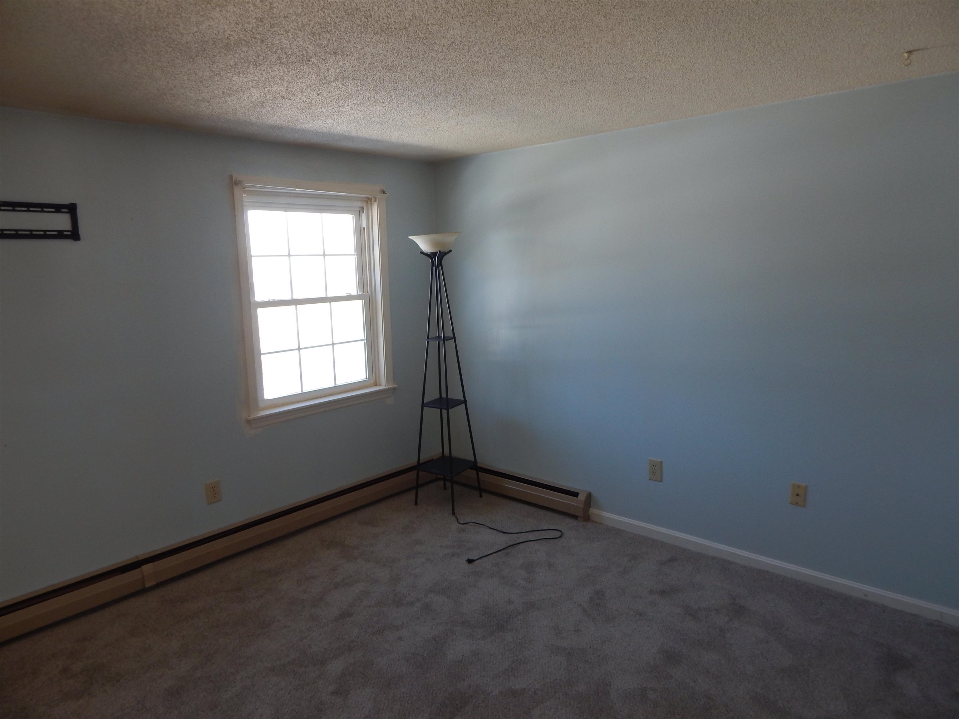 3 R Bonnie Ln, Derry, NH 03038-3813