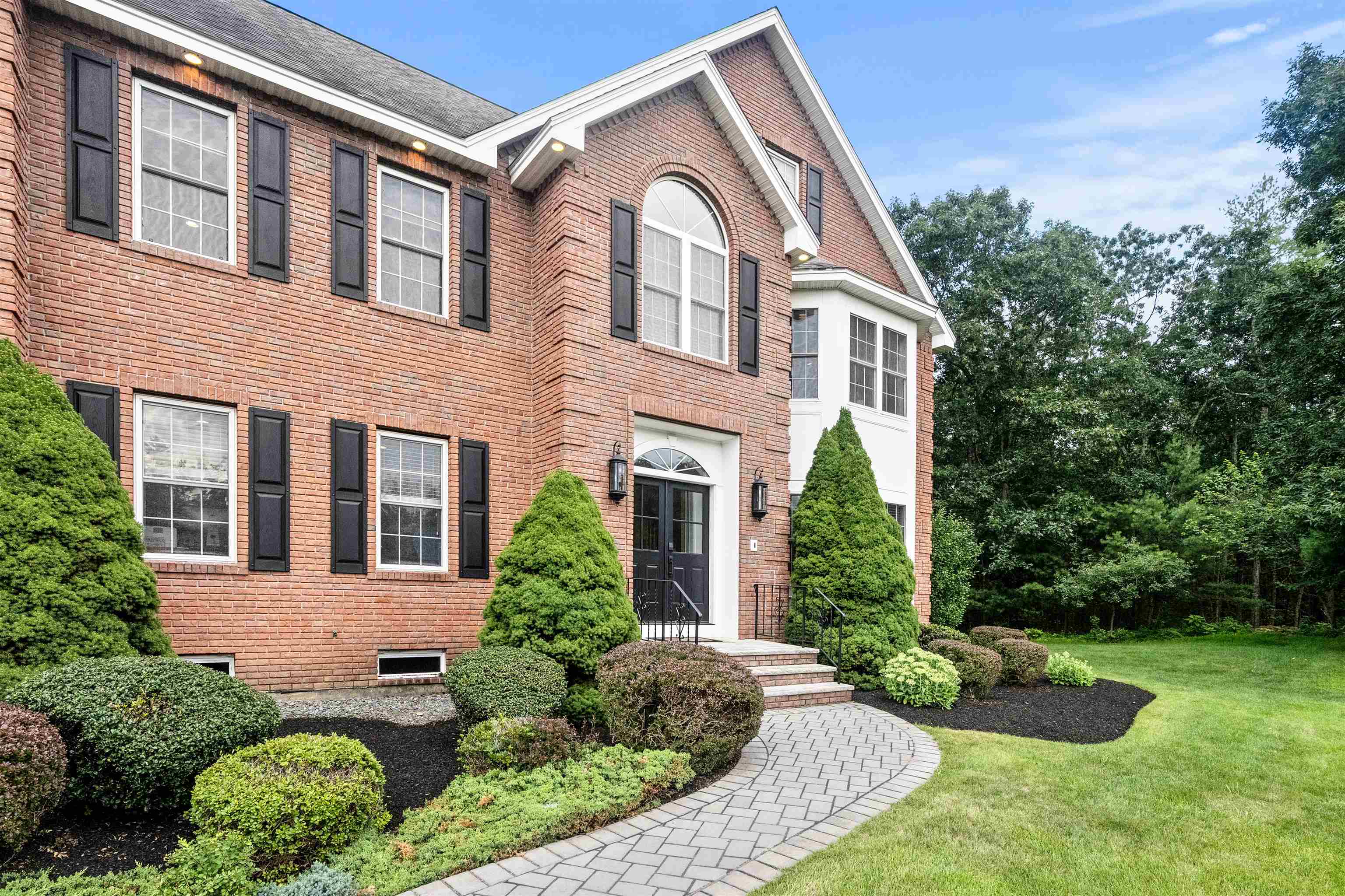 8 Arcadia Ln, Salem, NH 03079