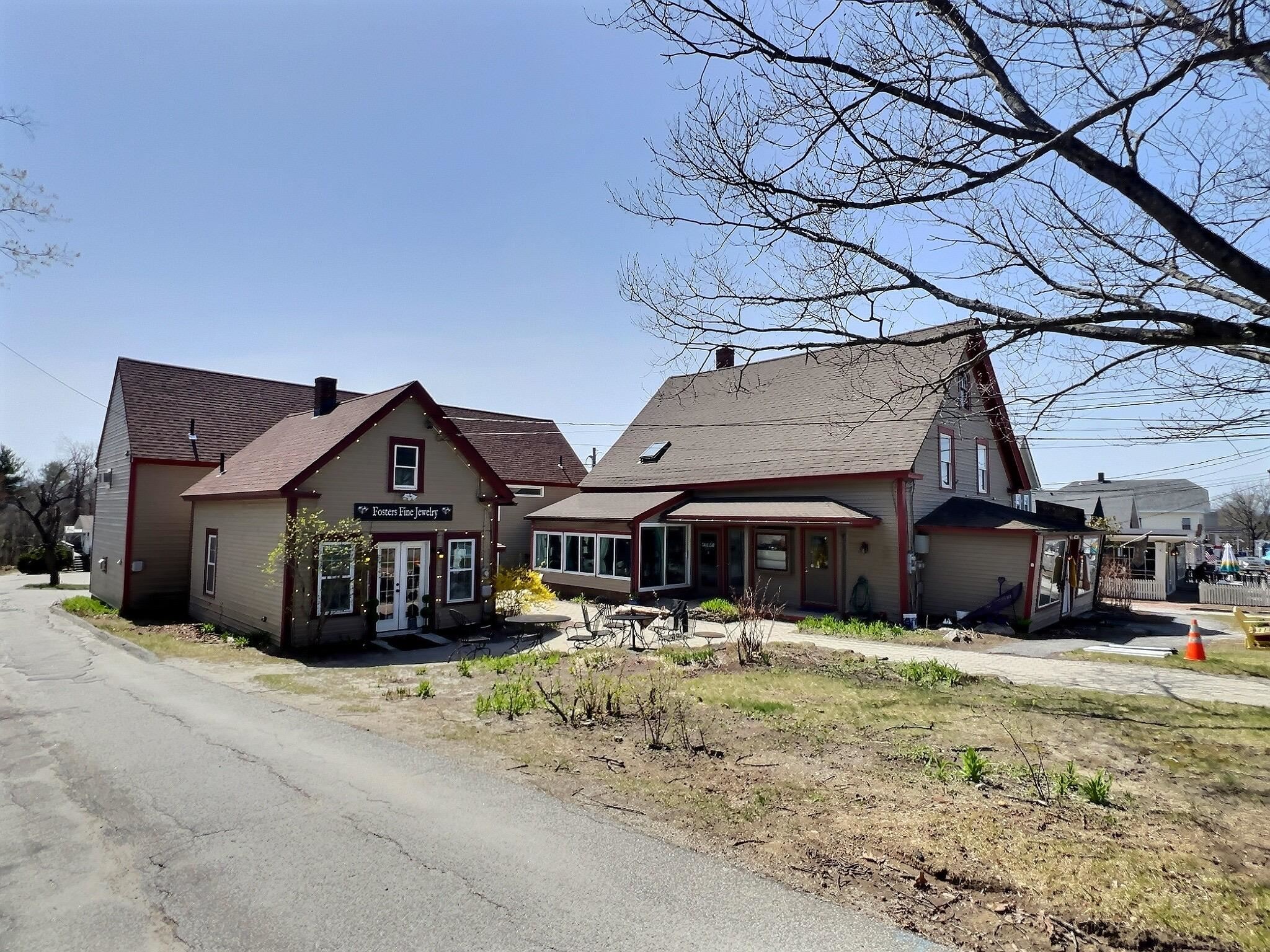 428 Main St, New London, NH 03257