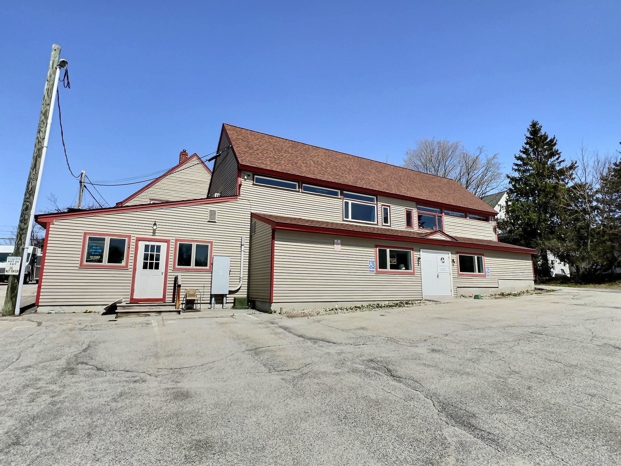 428 Main St, New London, NH 03257