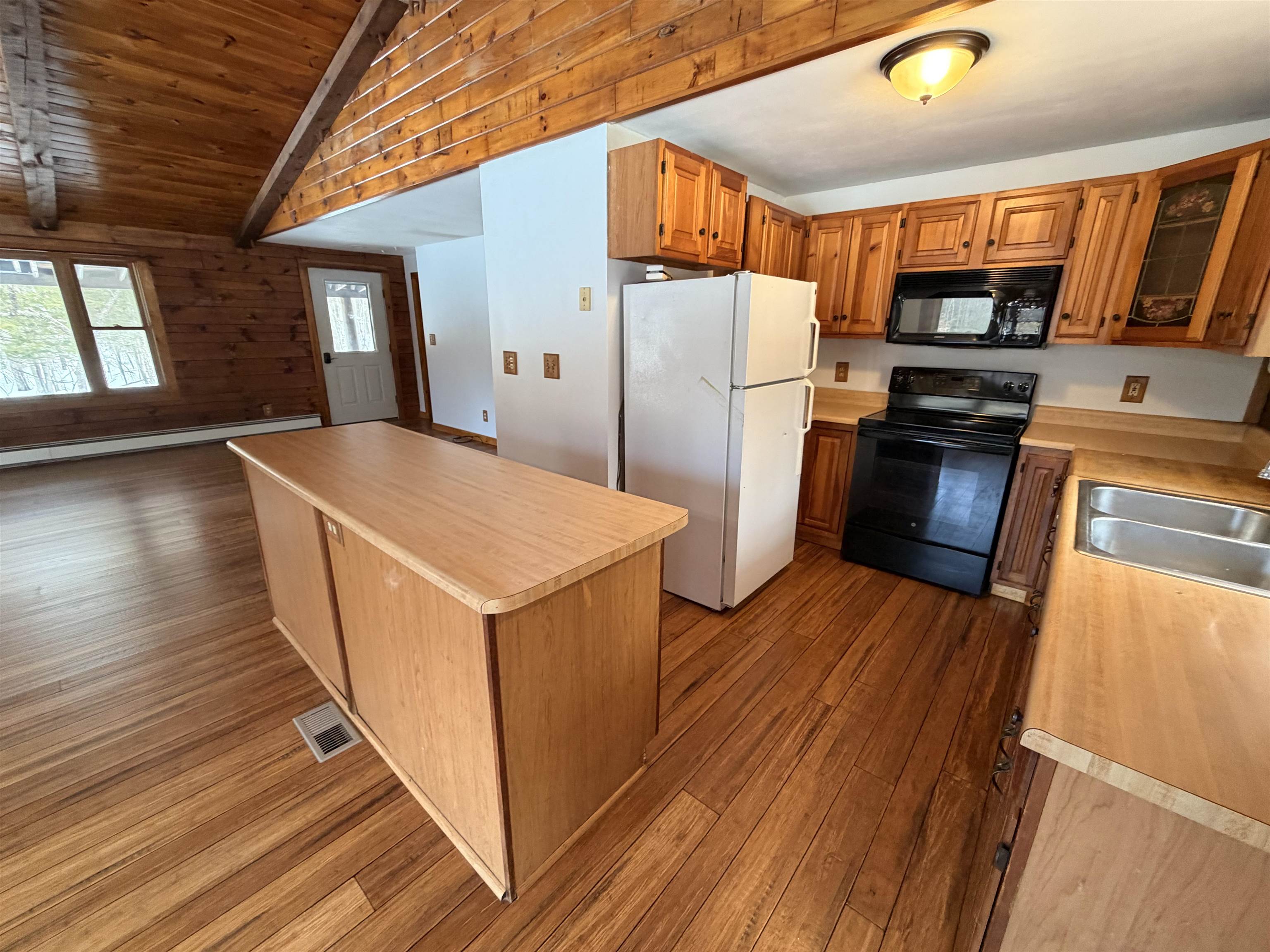 982 Ten Rod Rd, Farmington, NH 03835