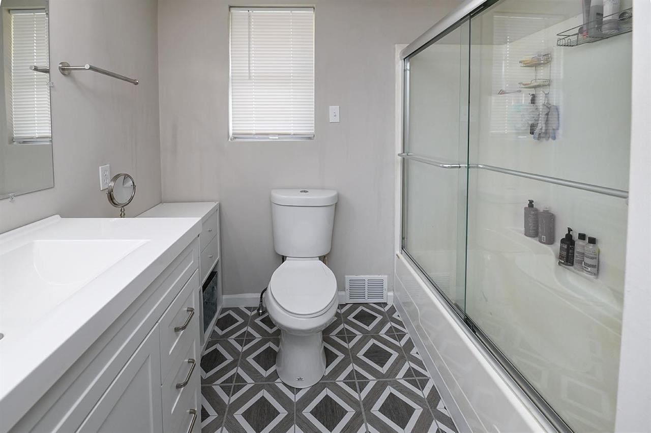 12 Field Ave, Salem, NH 03079