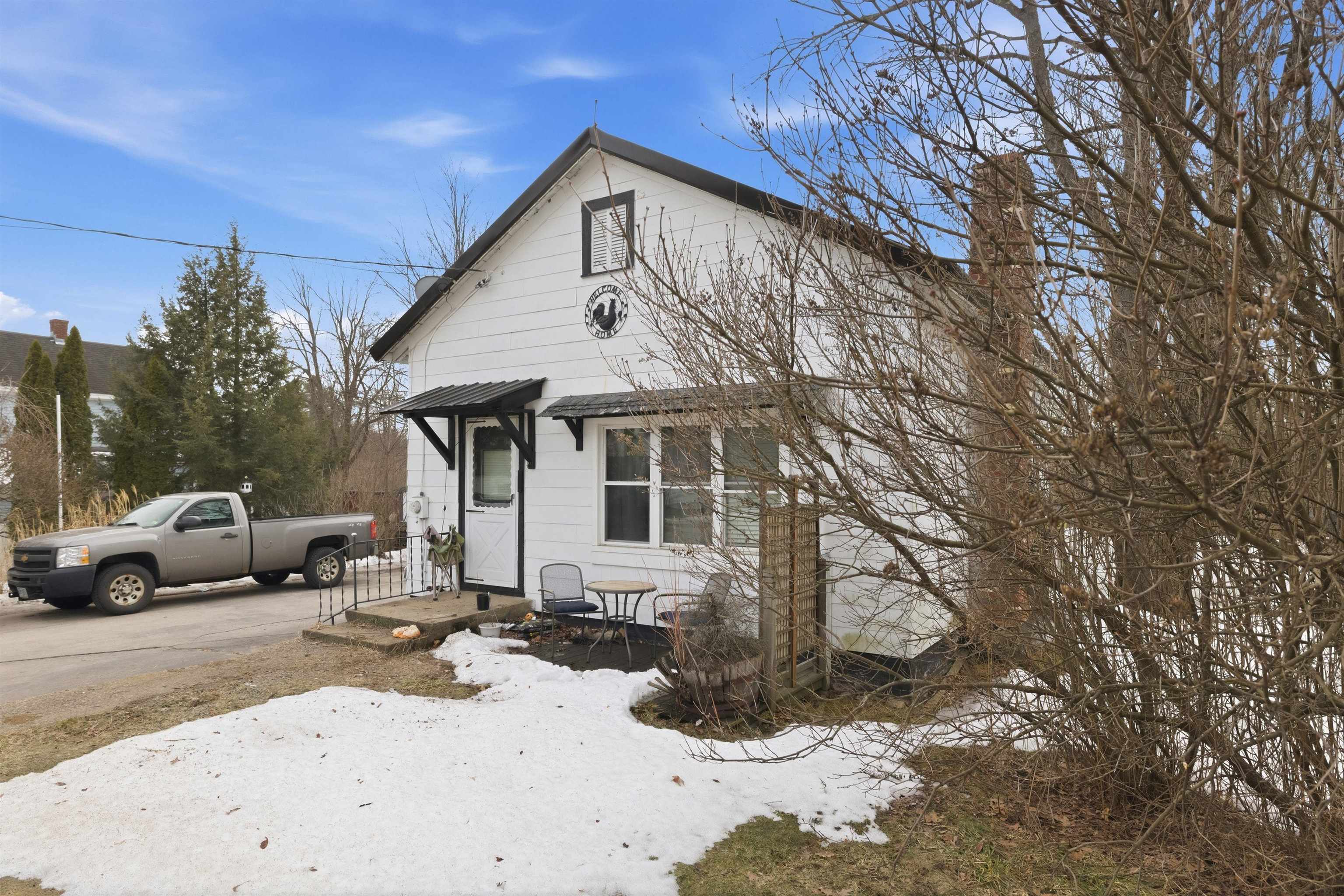 67 Park St, Northfield, NH 03276