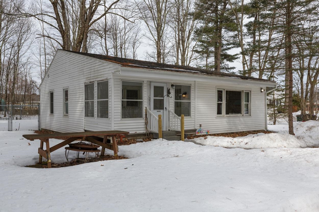 81 Village St, Concord, NH 03303