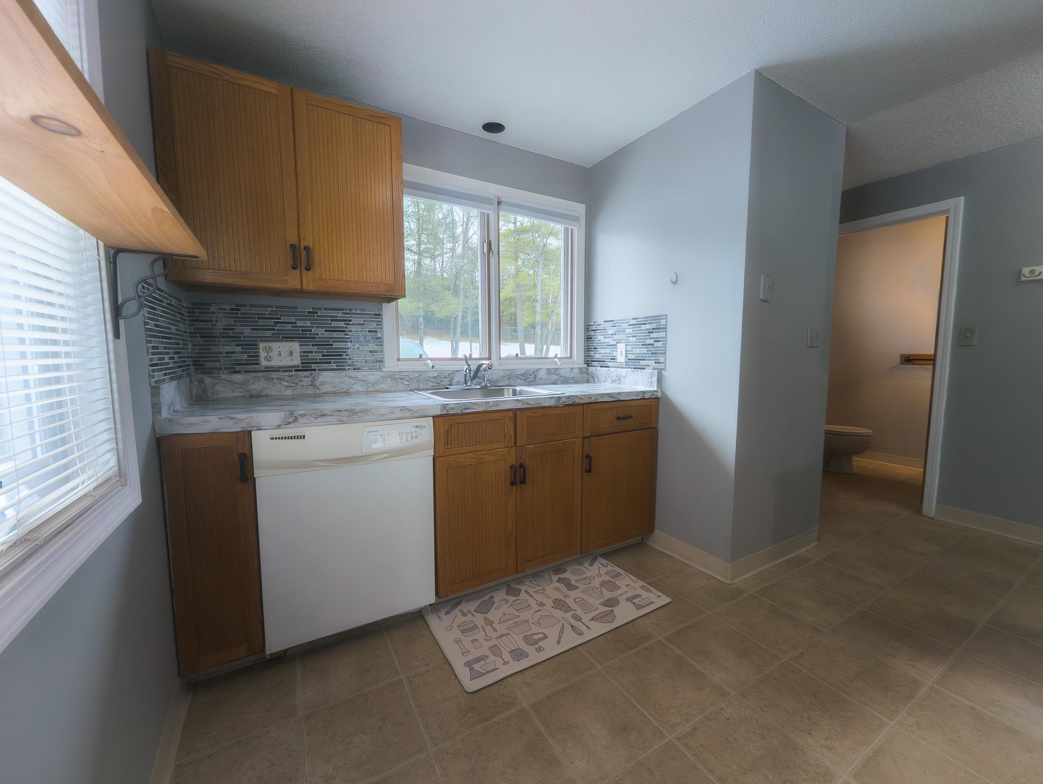 60 Merrimack Dr, Merrimack, NH 03054