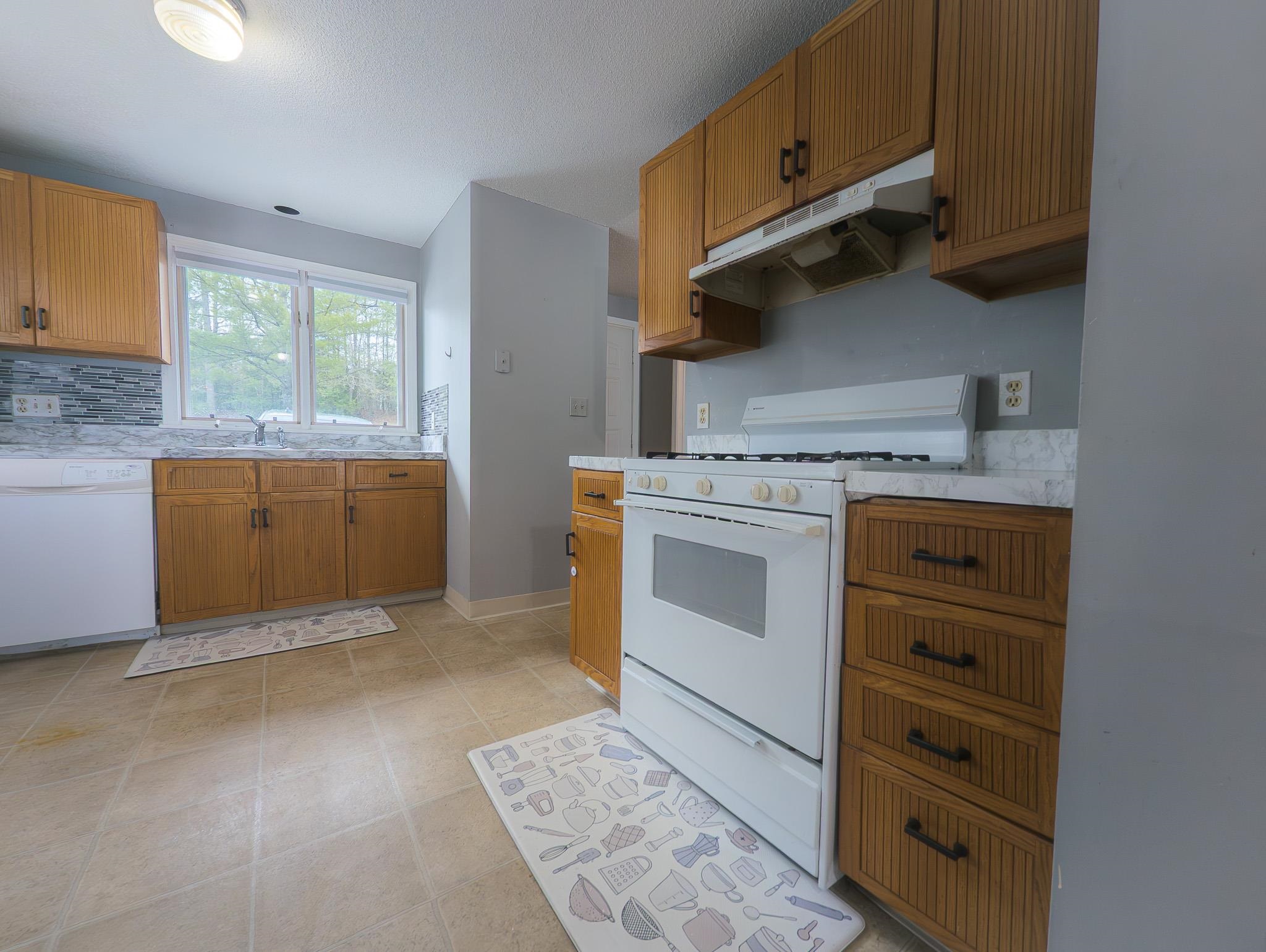 60 Merrimack Dr, Merrimack, NH 03054