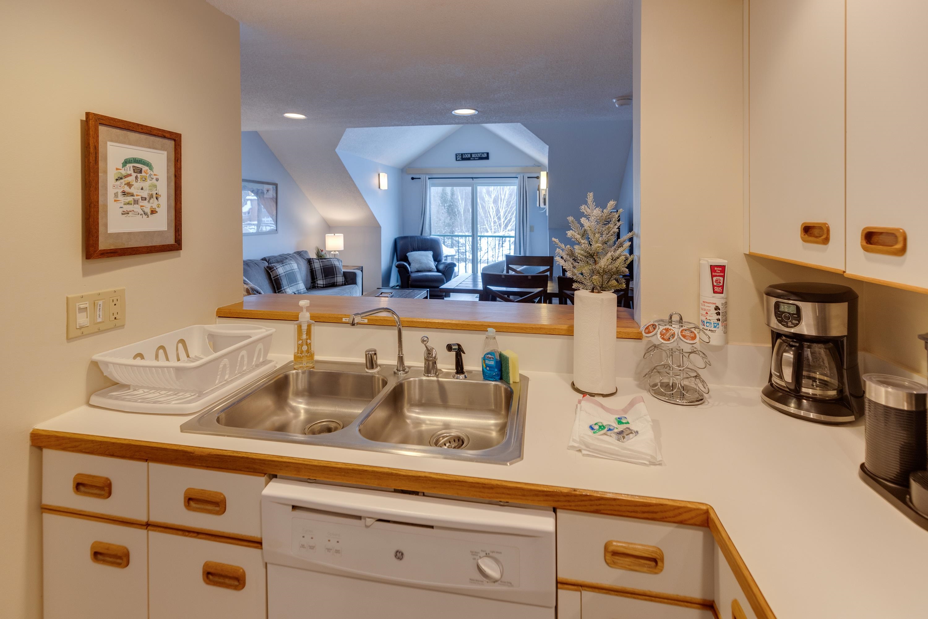 48 Cooper Memorial Dr, Lincoln, NH 03251