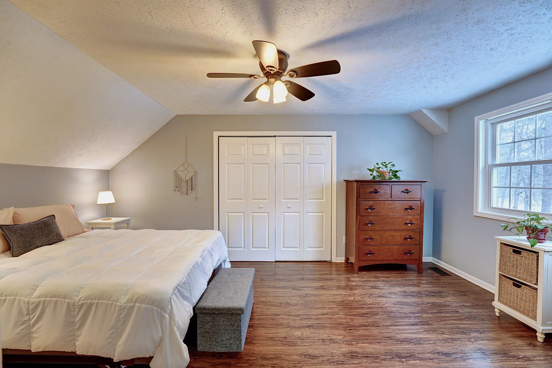 137 Winterwood Dr, Londonderry, NH 03053