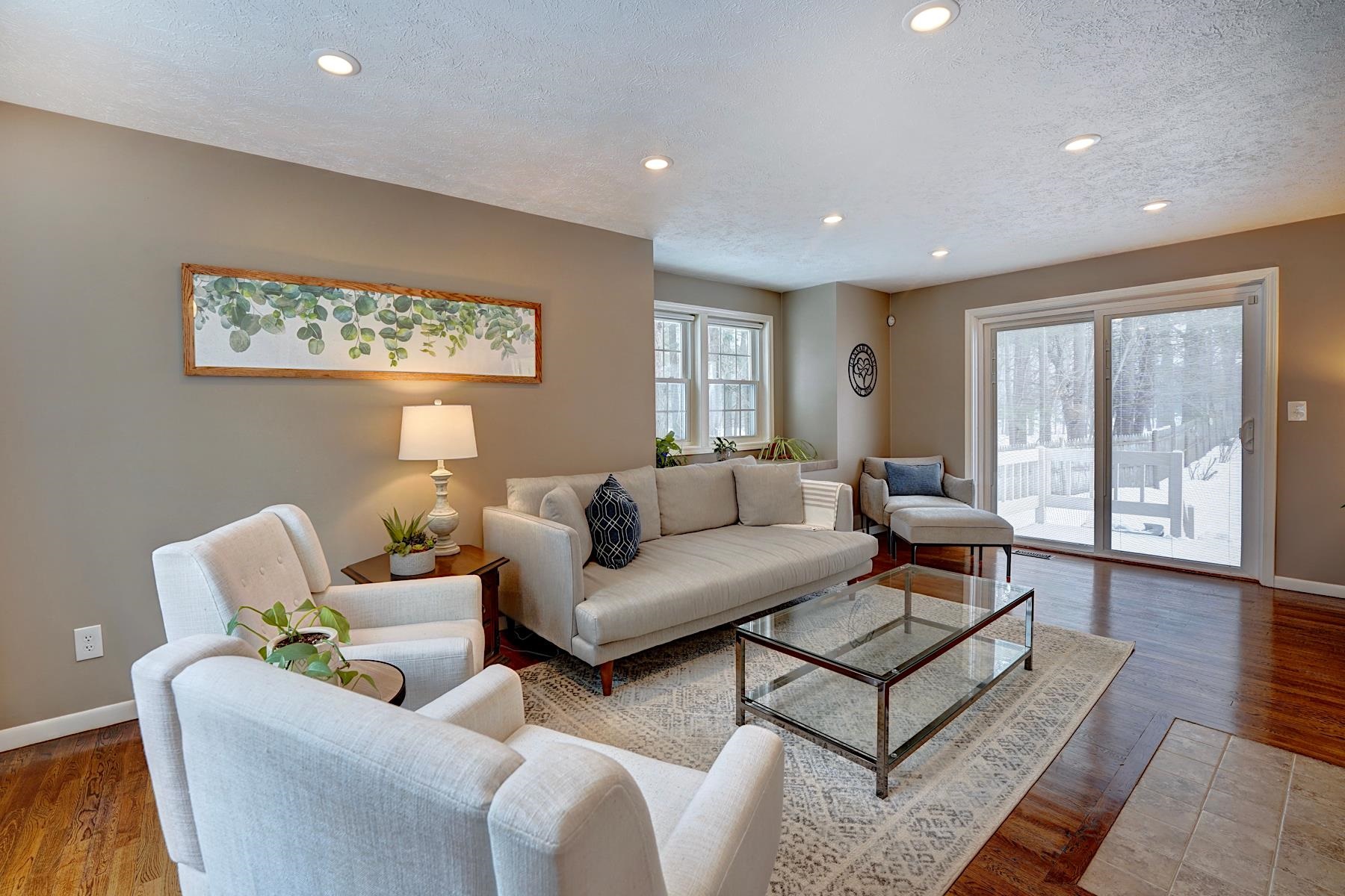 137 Winterwood Dr, Londonderry, NH 03053