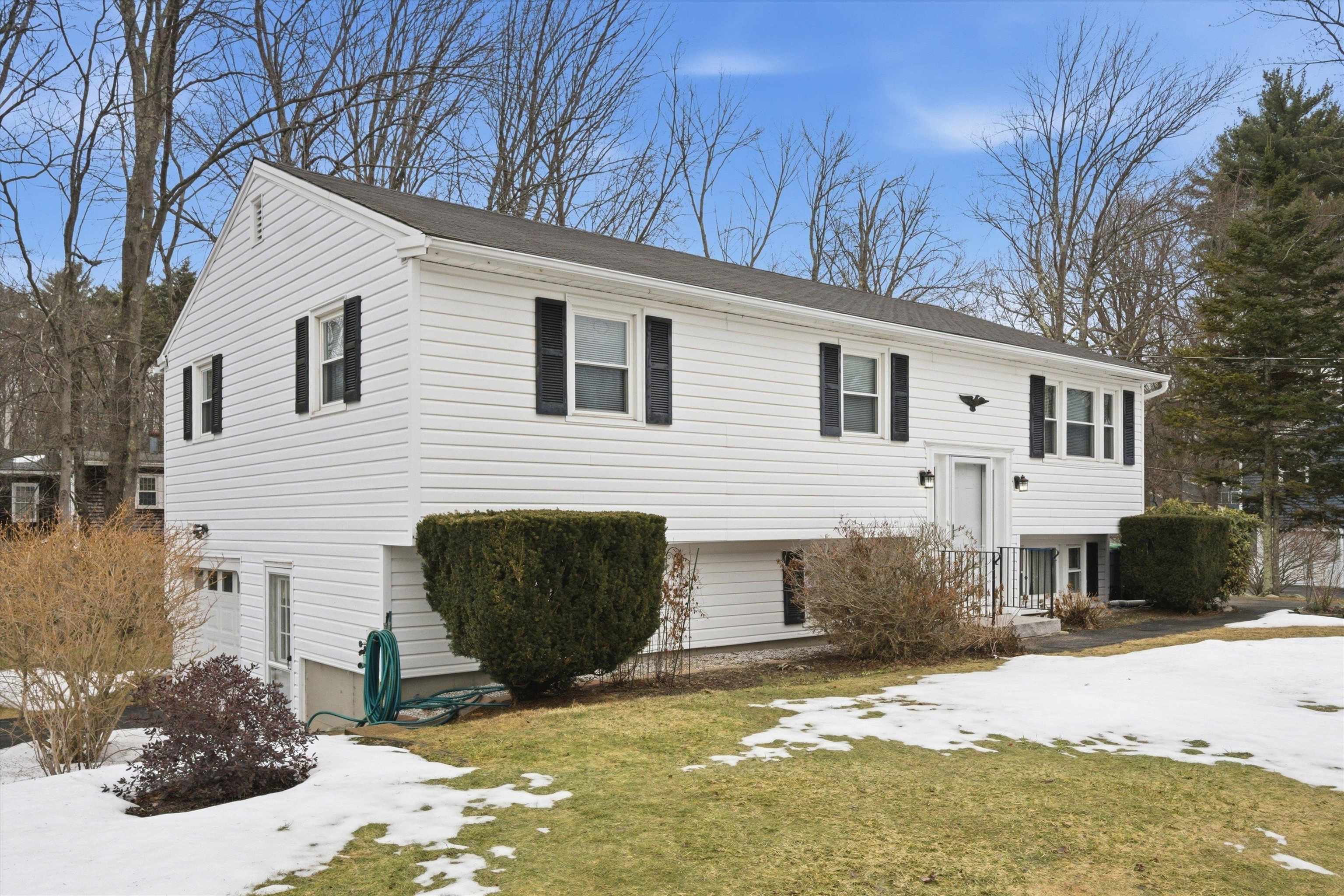 8 Harvest Dr, Hooksett, NH 03106