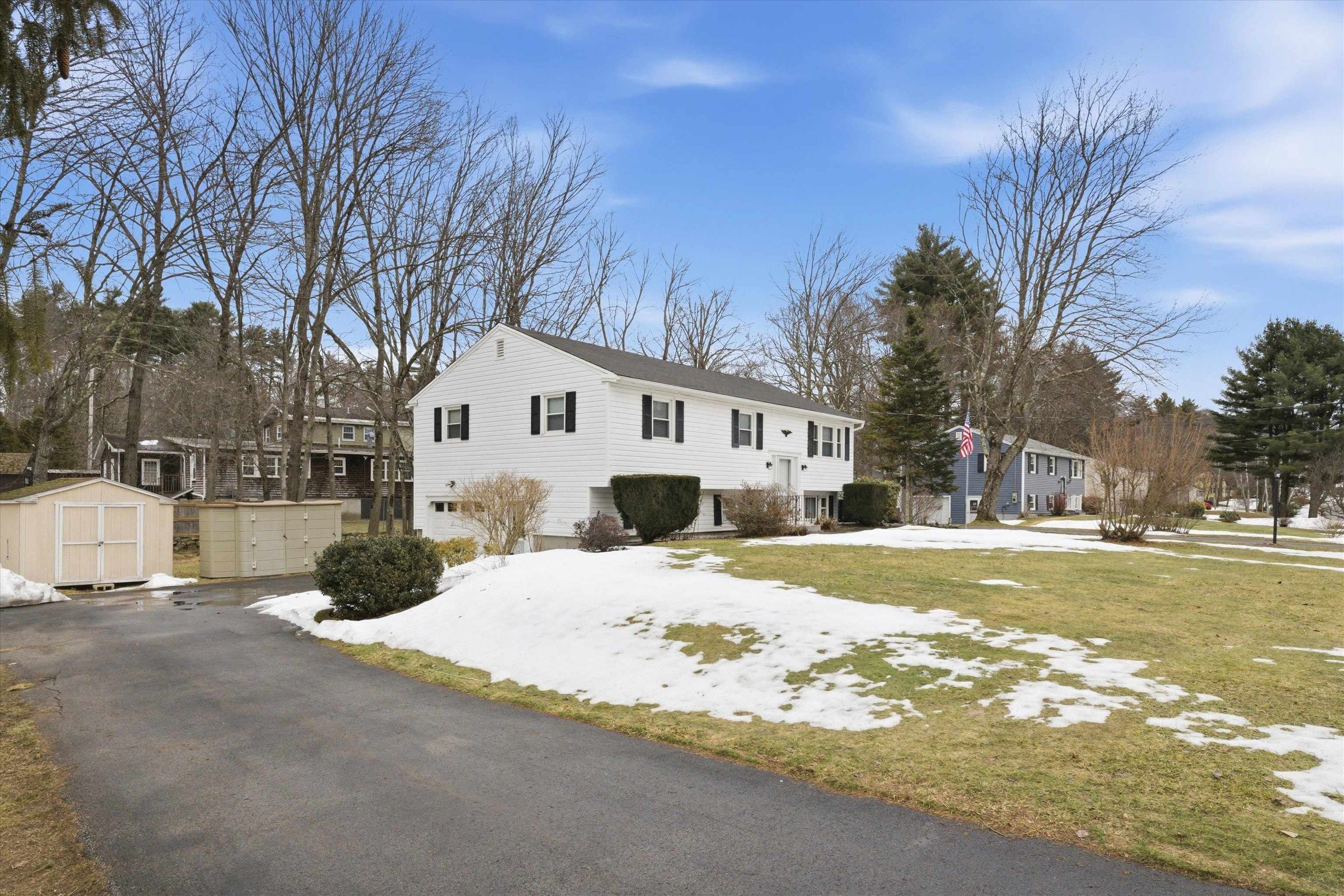 8 Harvest Dr, Hooksett, NH 03106