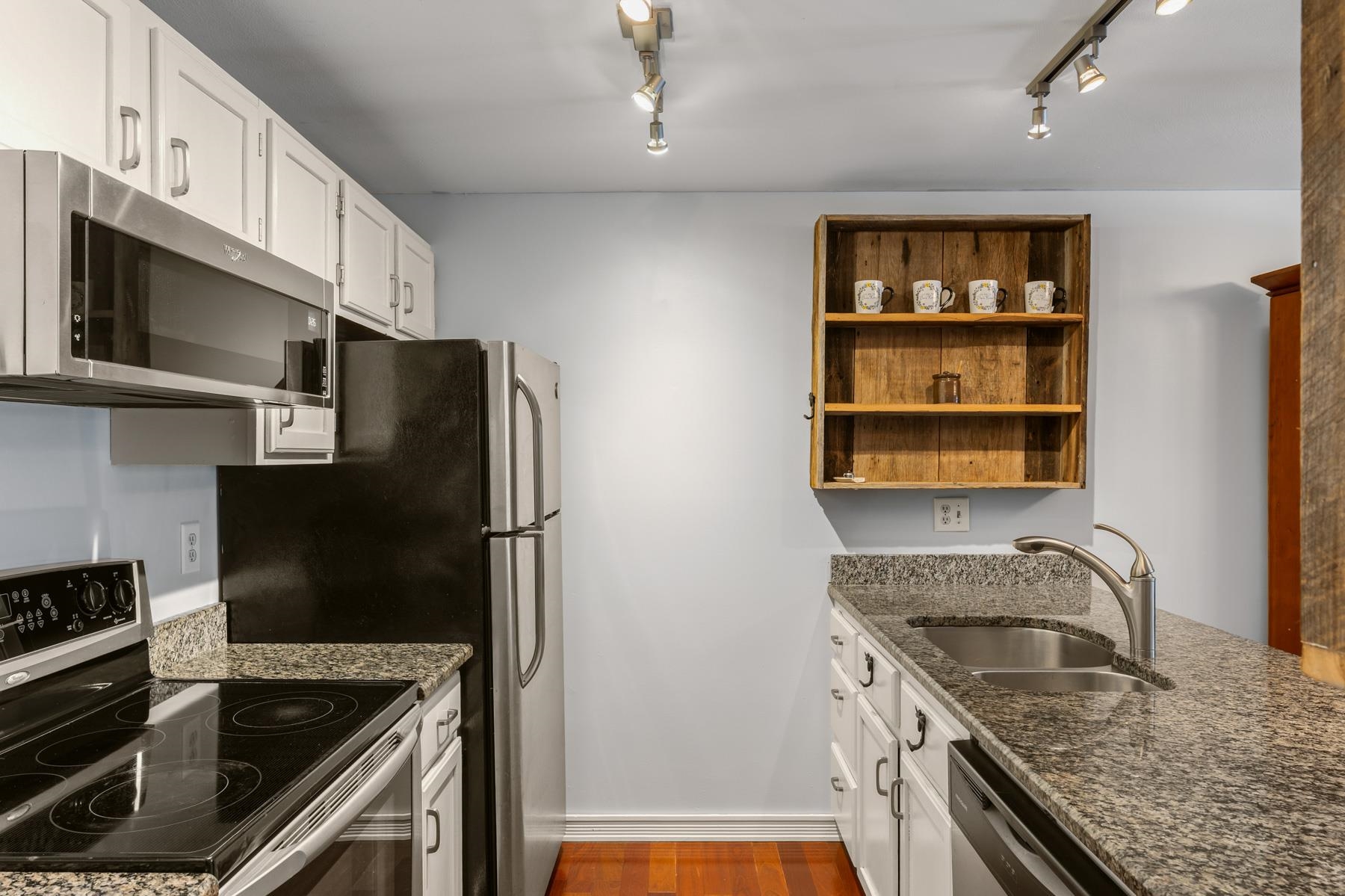 5 Glengarry Dr, Stratham, NH 03885