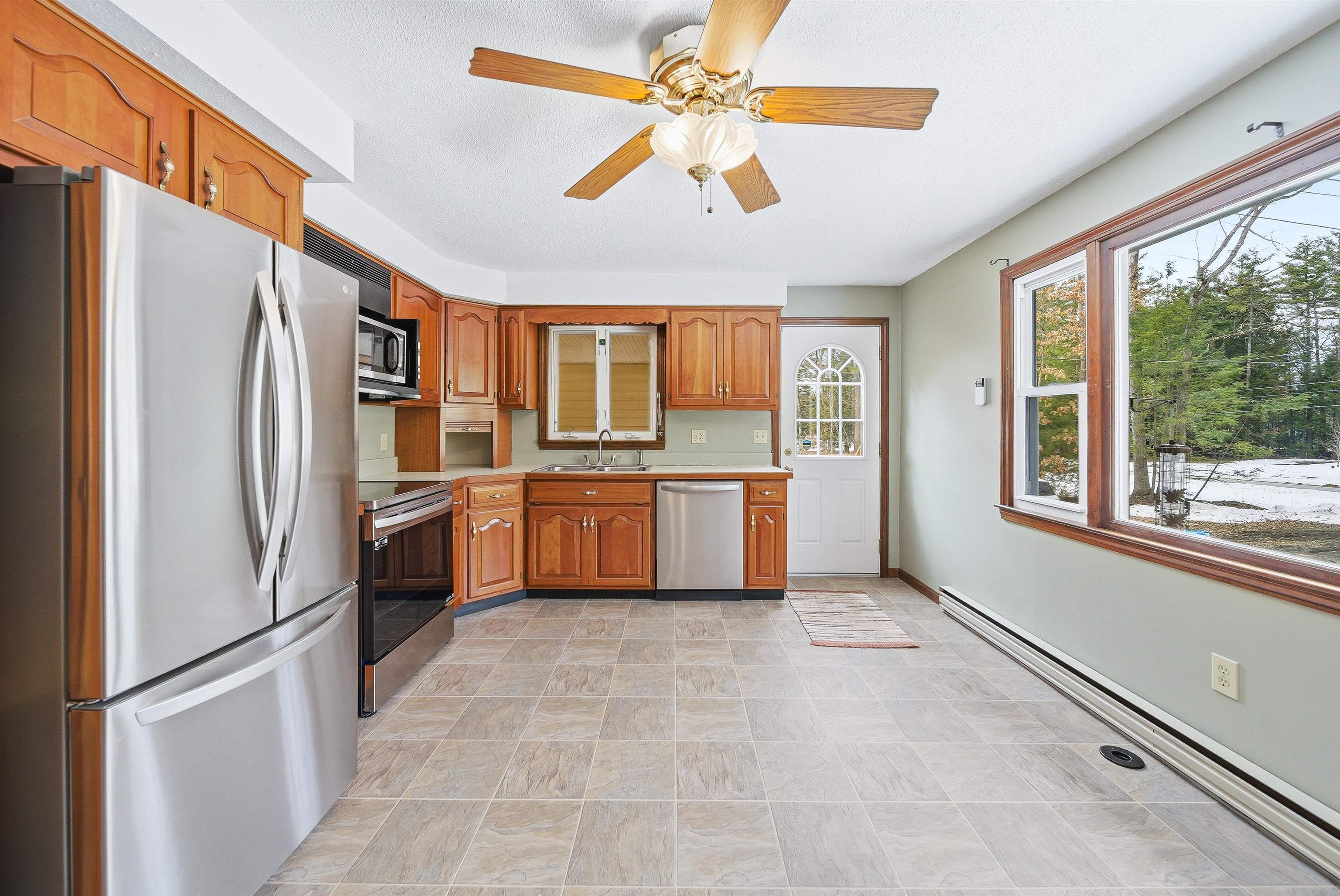 23 Brook Rd, Litchfield, NH 03052