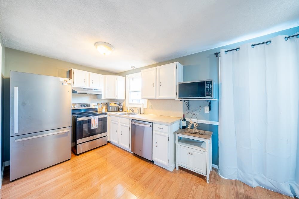 4 Stonegate Ln, Derry, NH 03038