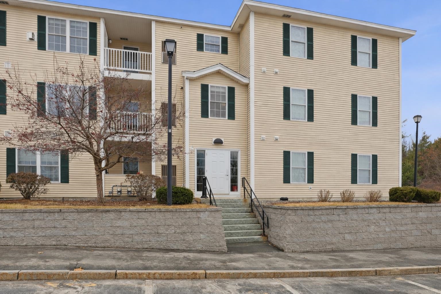 10 Vista Ridge Dr #2, Londonderry, NH 03053