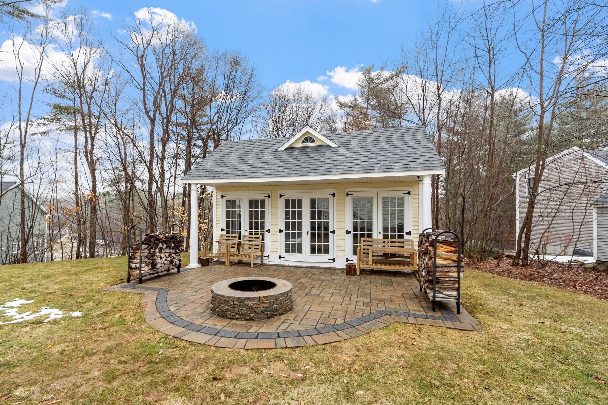 121 Badger Hill Dr, Milford, NH 03055