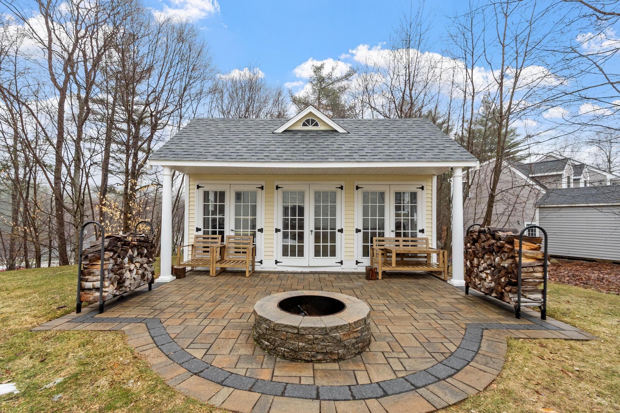 121 Badger Hill Dr, Milford, NH 03055