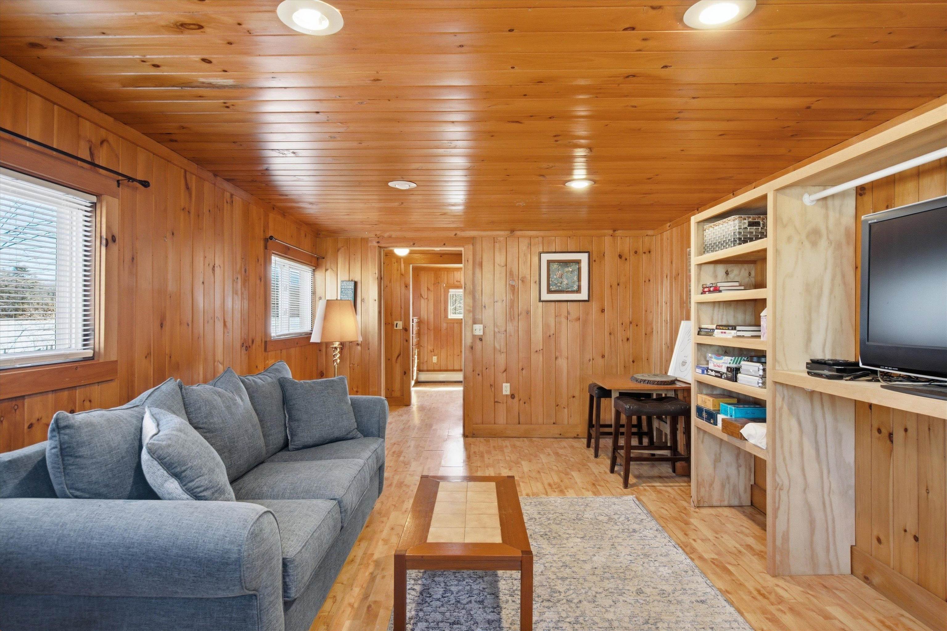 42 North Shore Rd, Sandown, NH 03873