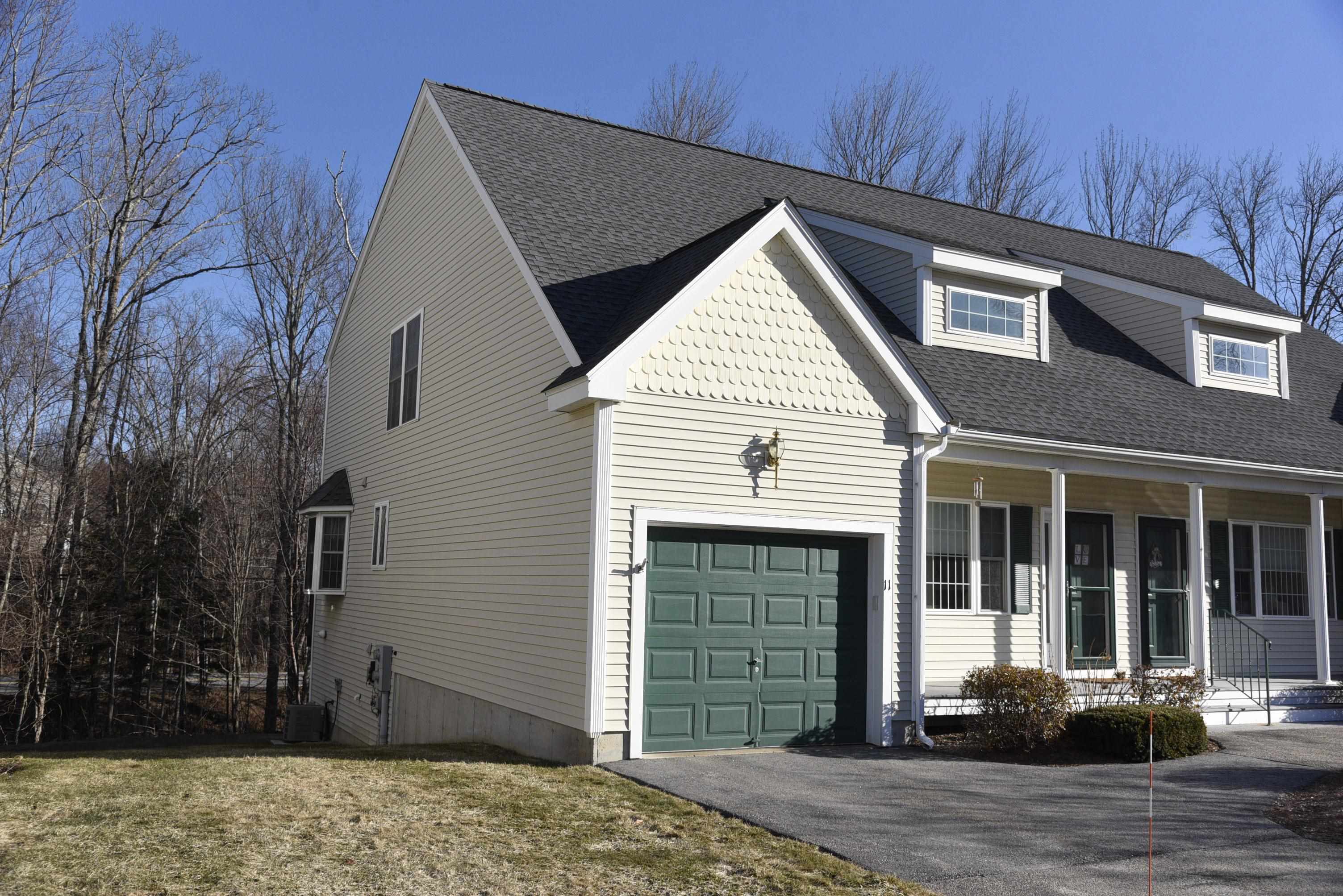 11 Royal Ln, Raymond, NH 03077