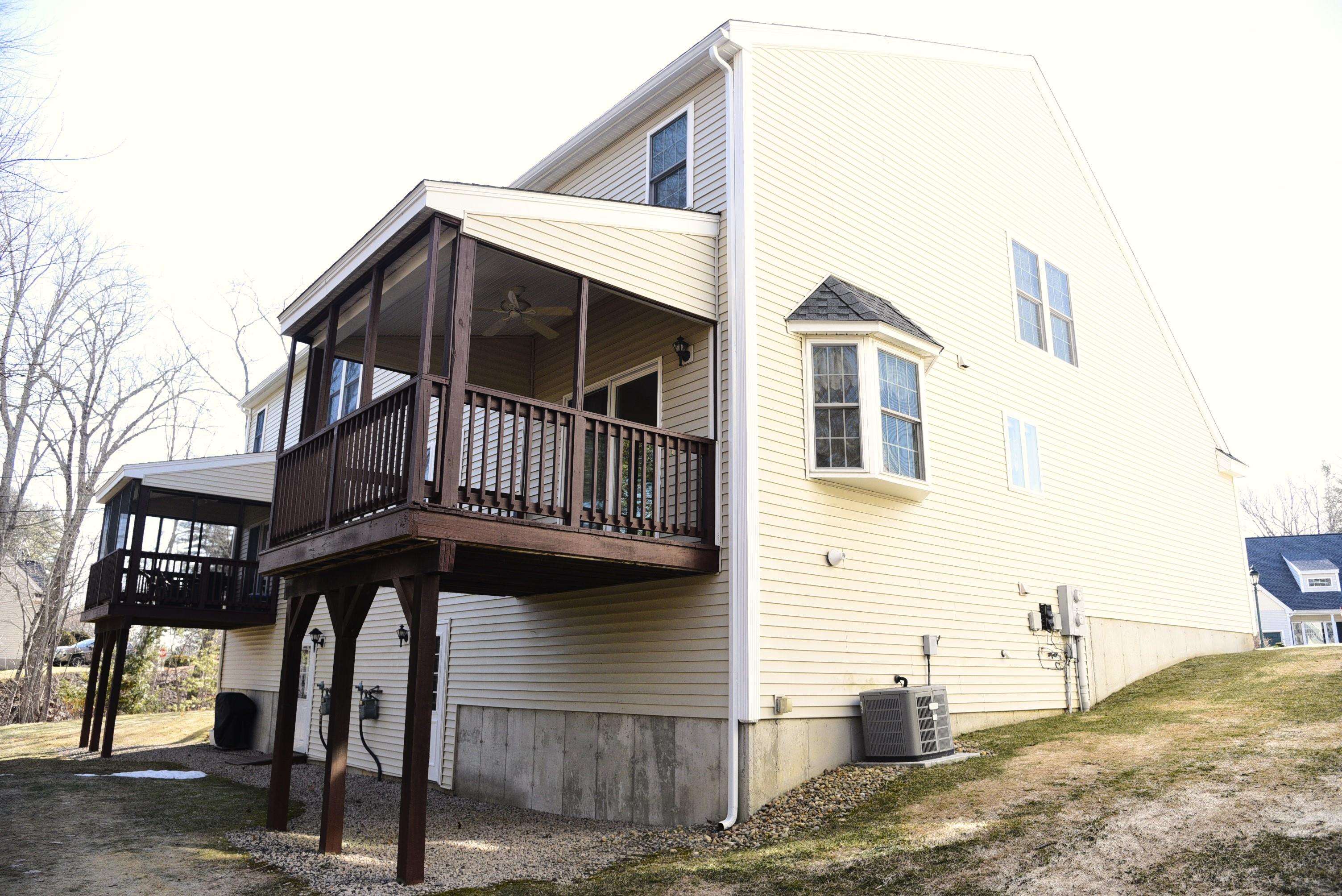 11 Royal Ln, Raymond, NH 03077