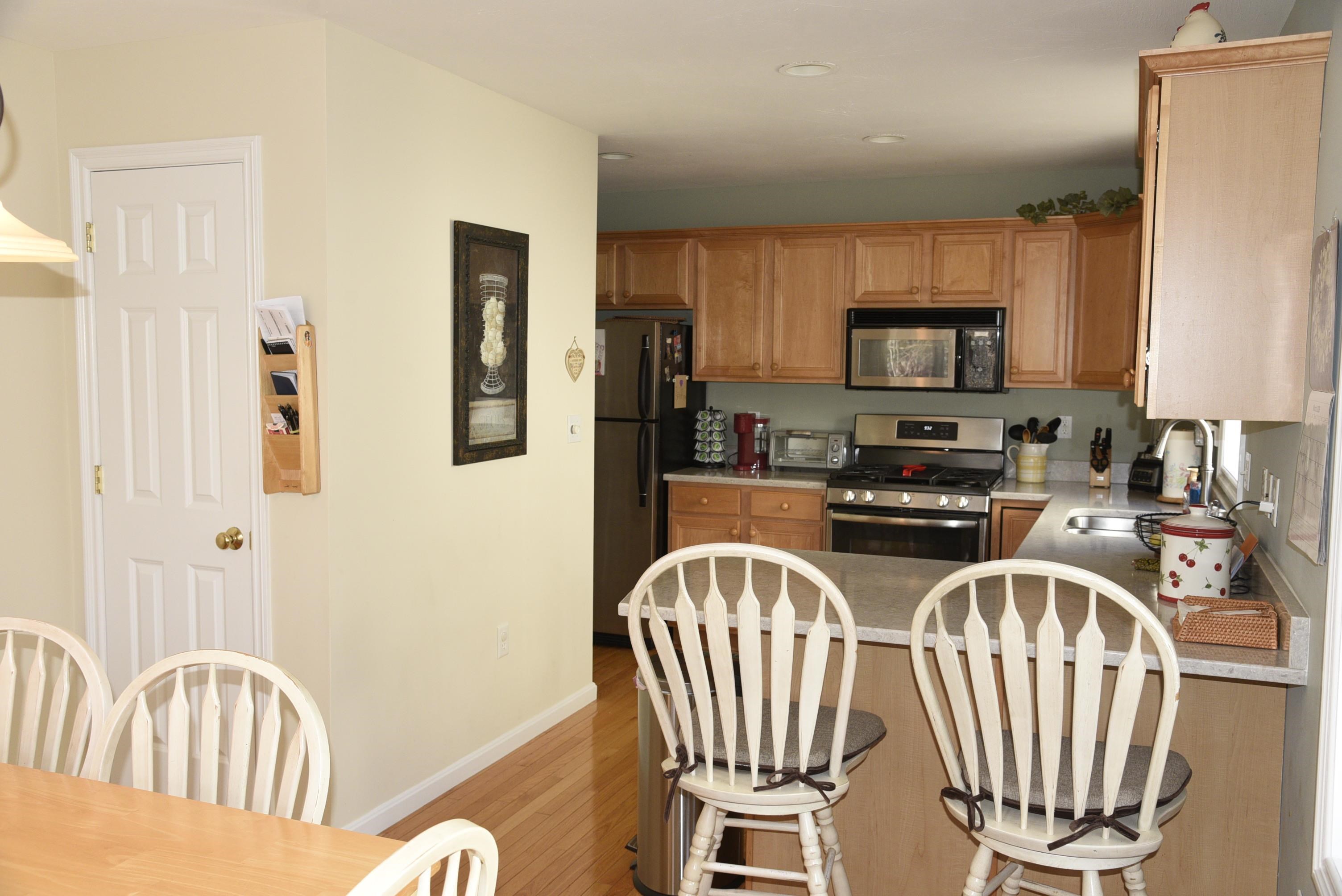 11 Royal Ln, Raymond, NH 03077