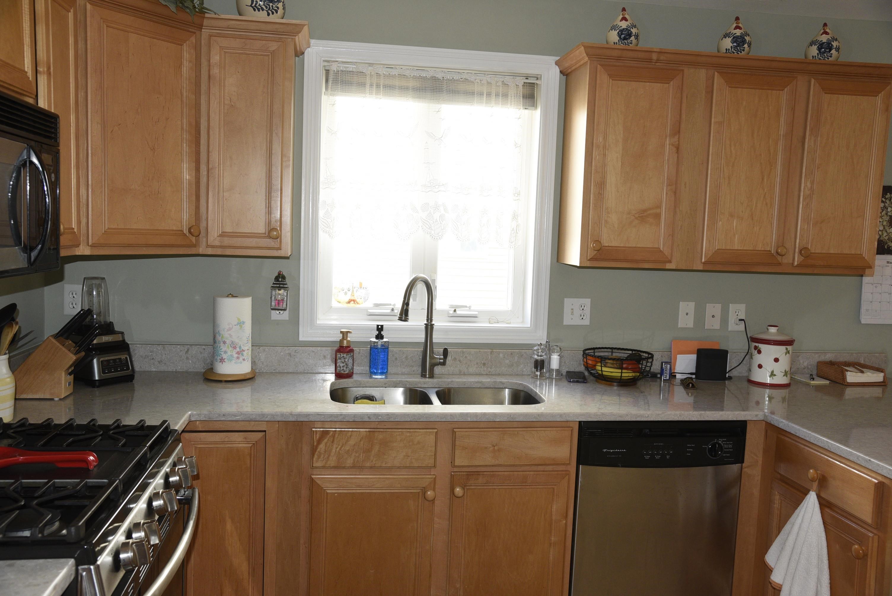 11 Royal Ln, Raymond, NH 03077