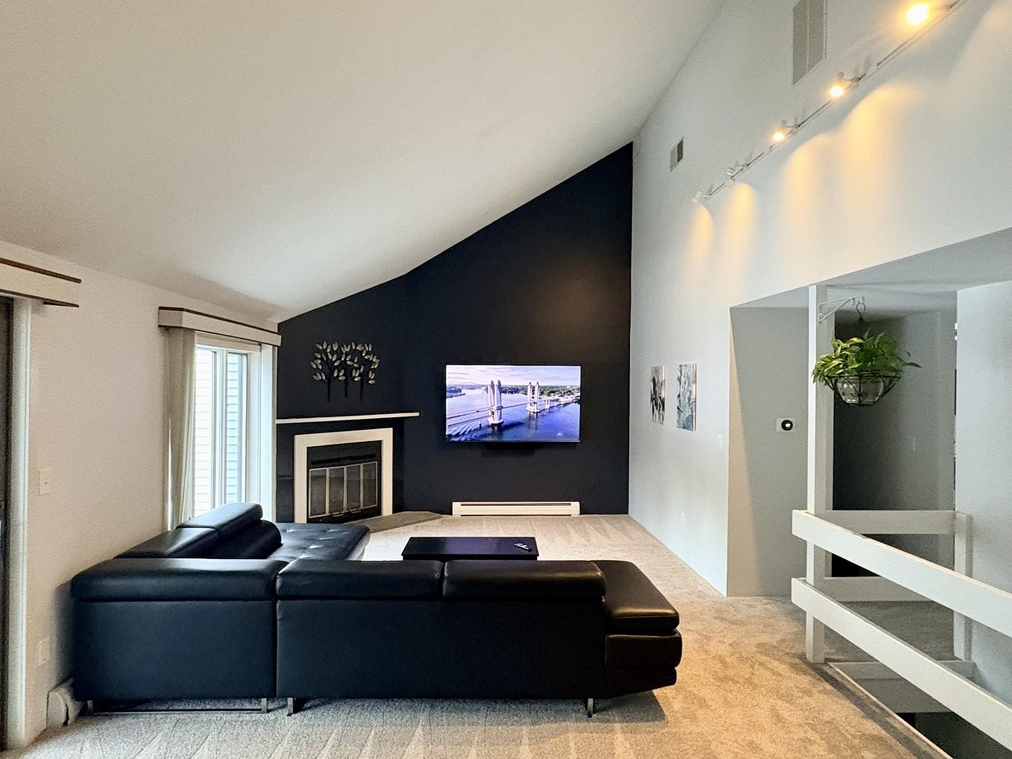 9 Bucks Hill Rd, Durham, NH 03824