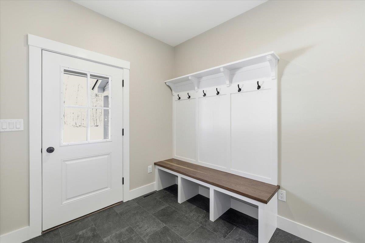 195 Amesbury Rd, Kensington, NH 03833