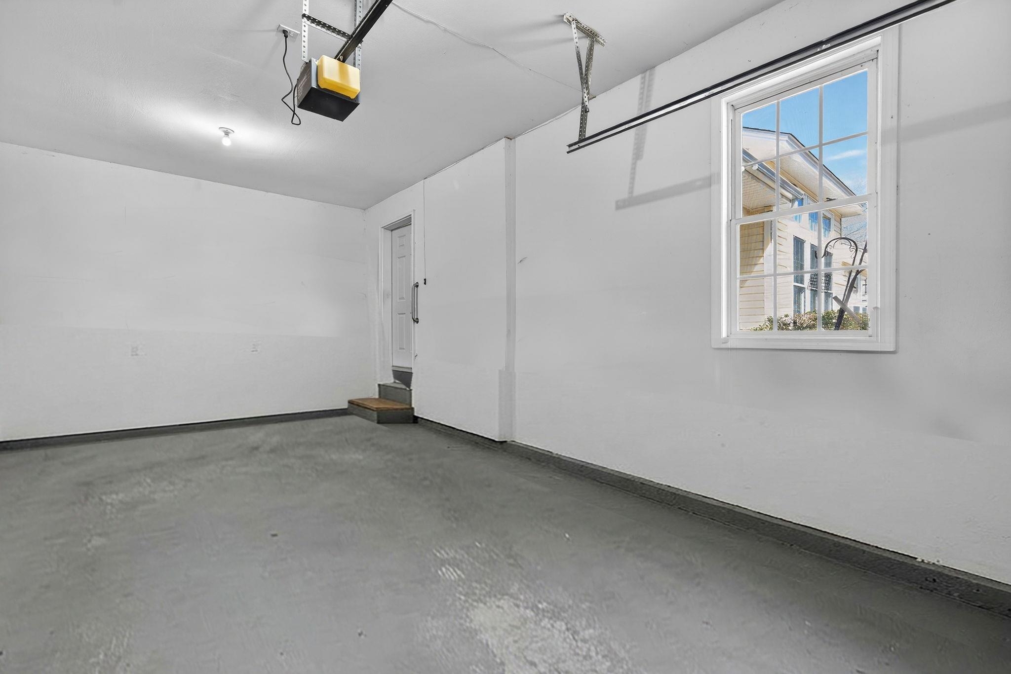 34 Lincoln Dr, Londonderry, NH 03053