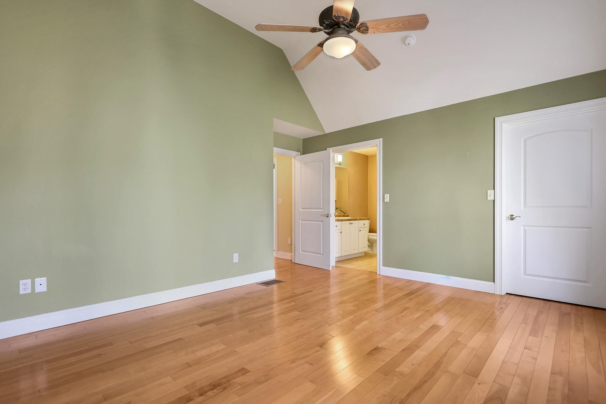 10 Town Village Dr, Salem, NH 03079