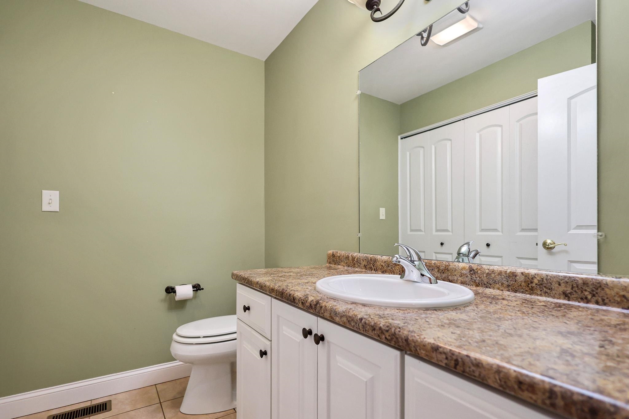 10 Town Village Dr, Salem, NH 03079