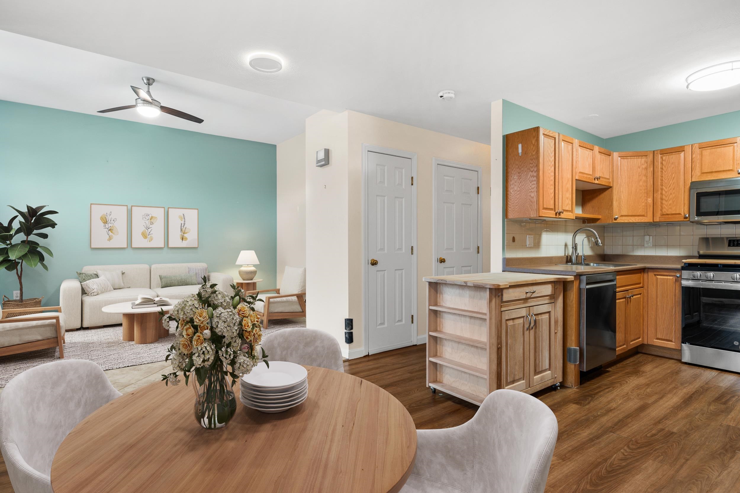 20 Lincoln Dr, Londonderry, NH 03053