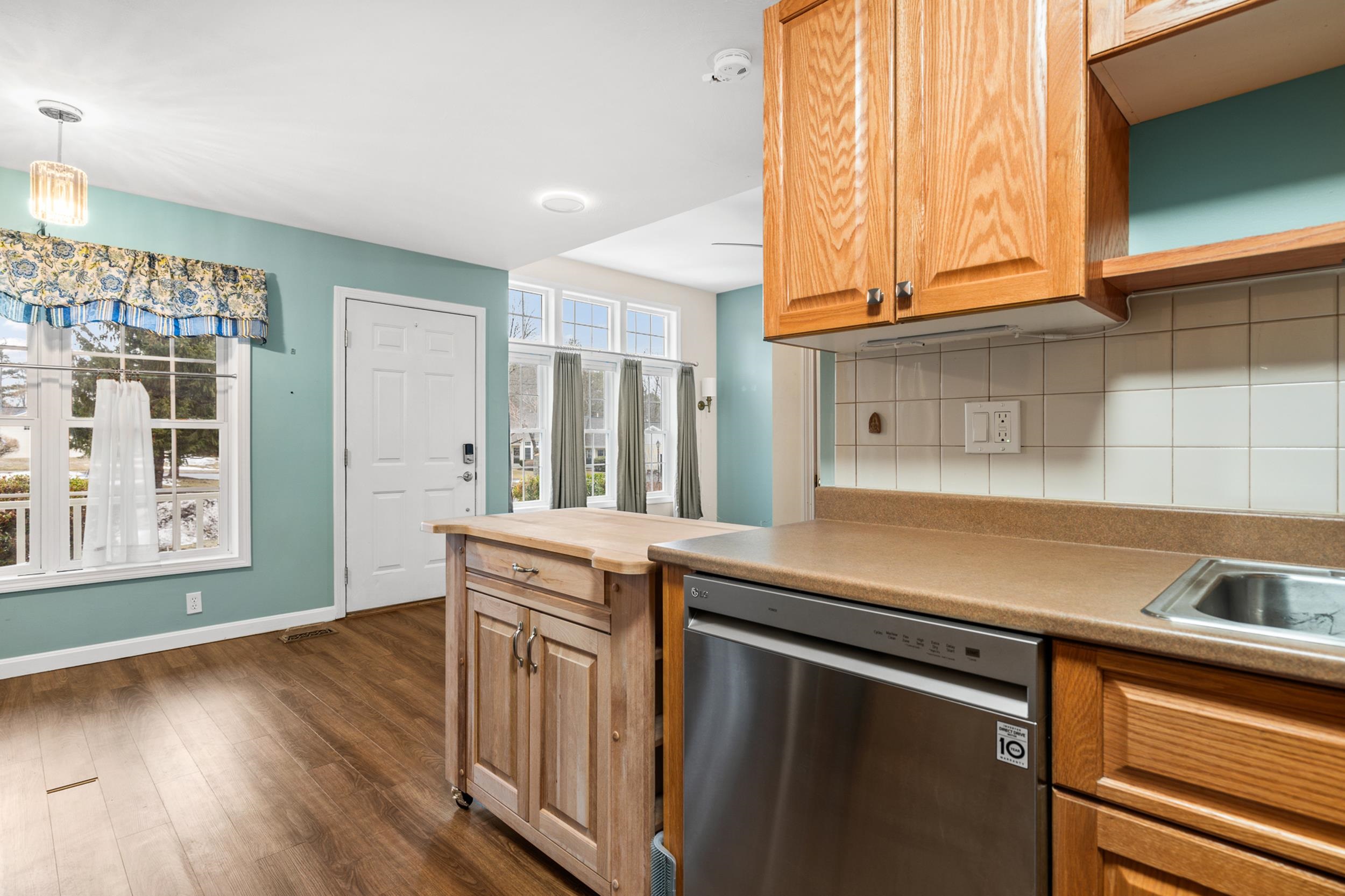 20 Lincoln Dr, Londonderry, NH 03053