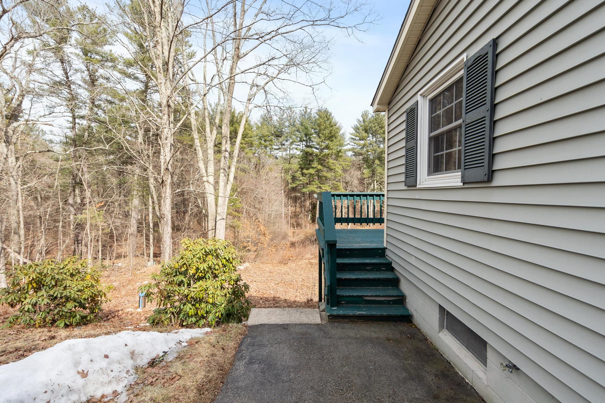 1256 Mammoth Rd, Pelham, NH 03076