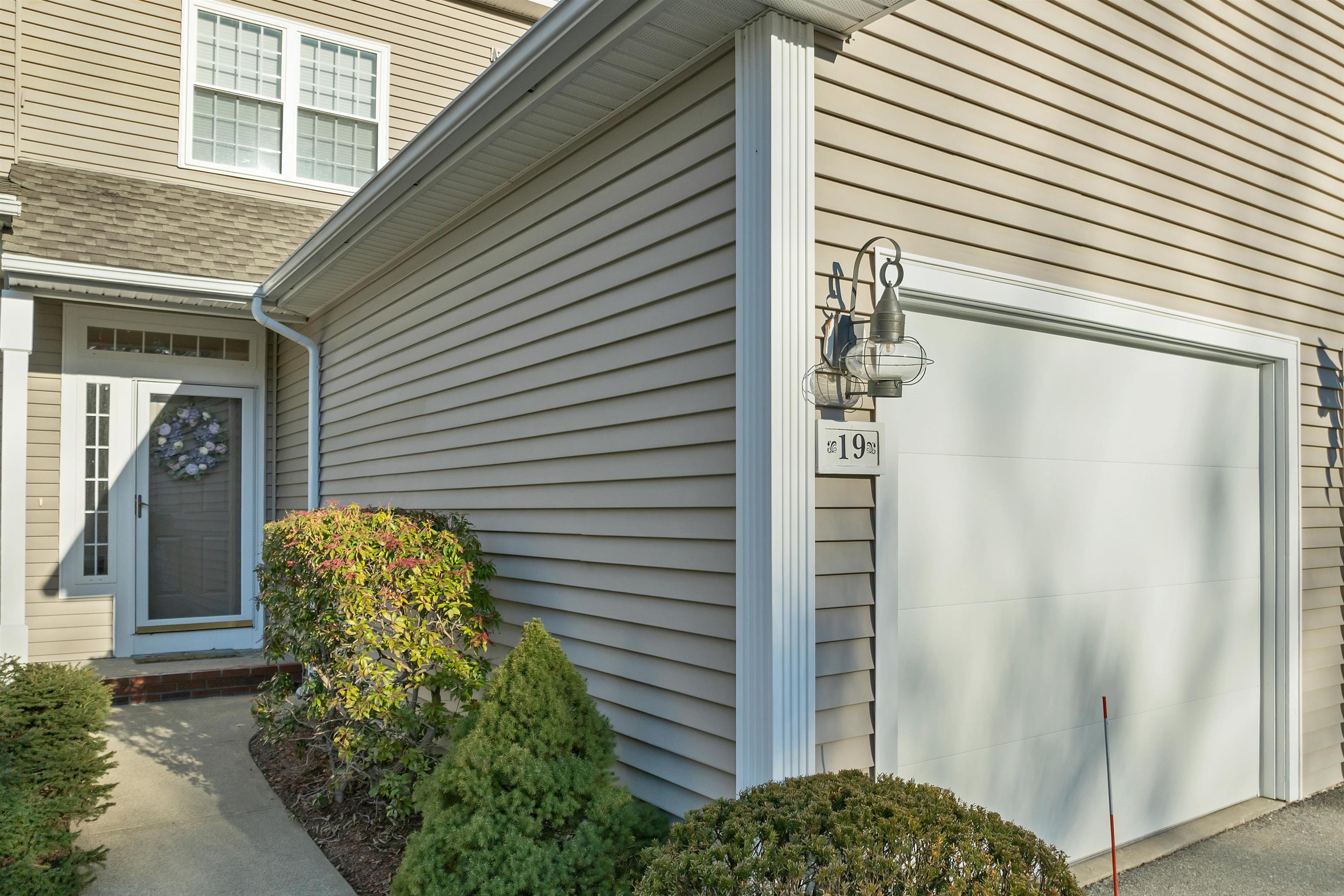 19 Summer Snow Ln, Bedford, NH 03110