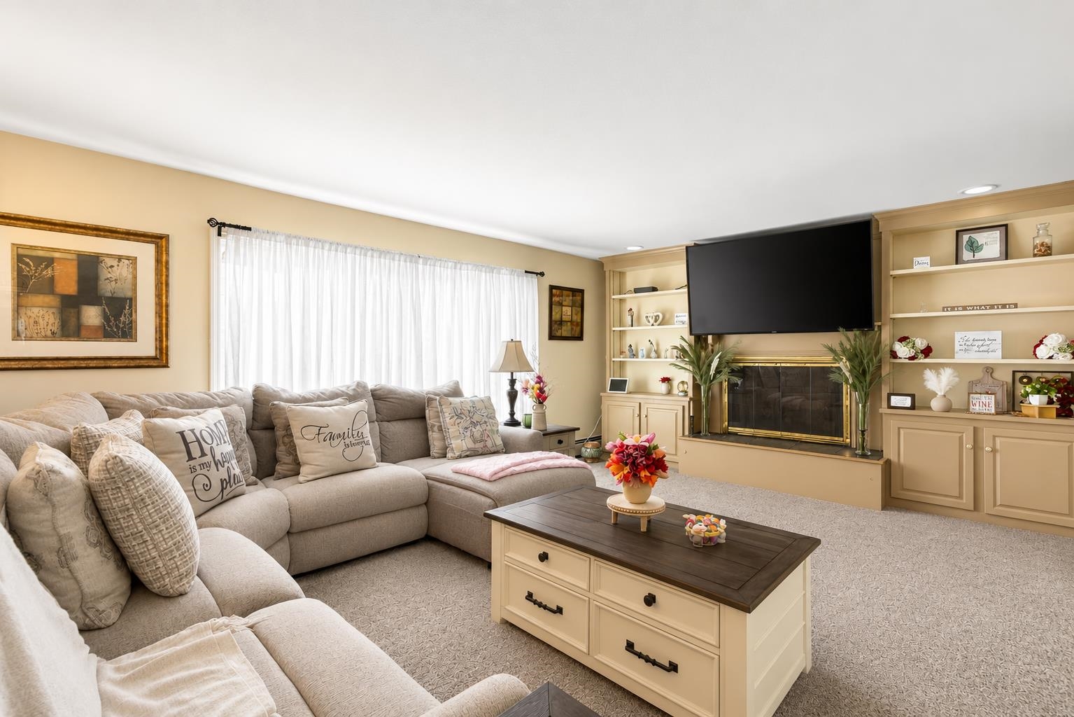 Spacious Livingroom with Fireplace