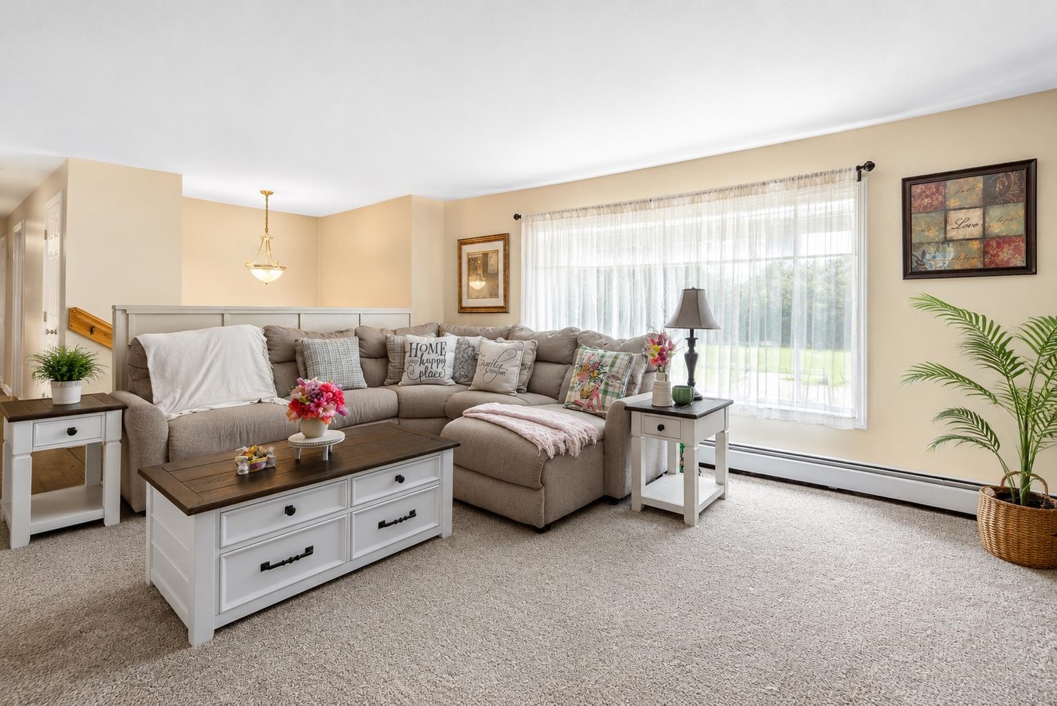 Spaceious Livingroom