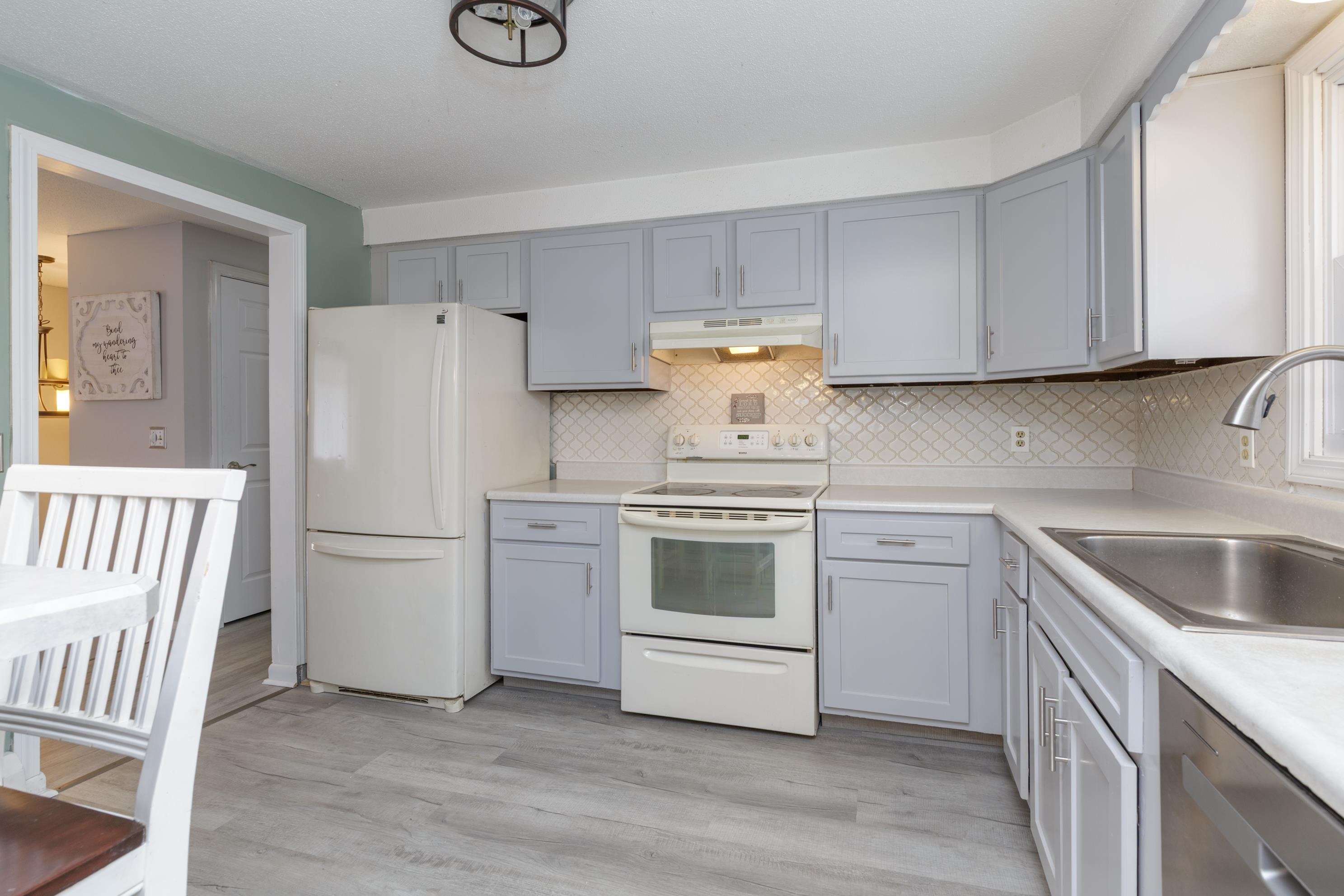 46 Stark Ln, Litchfield, NH 03052