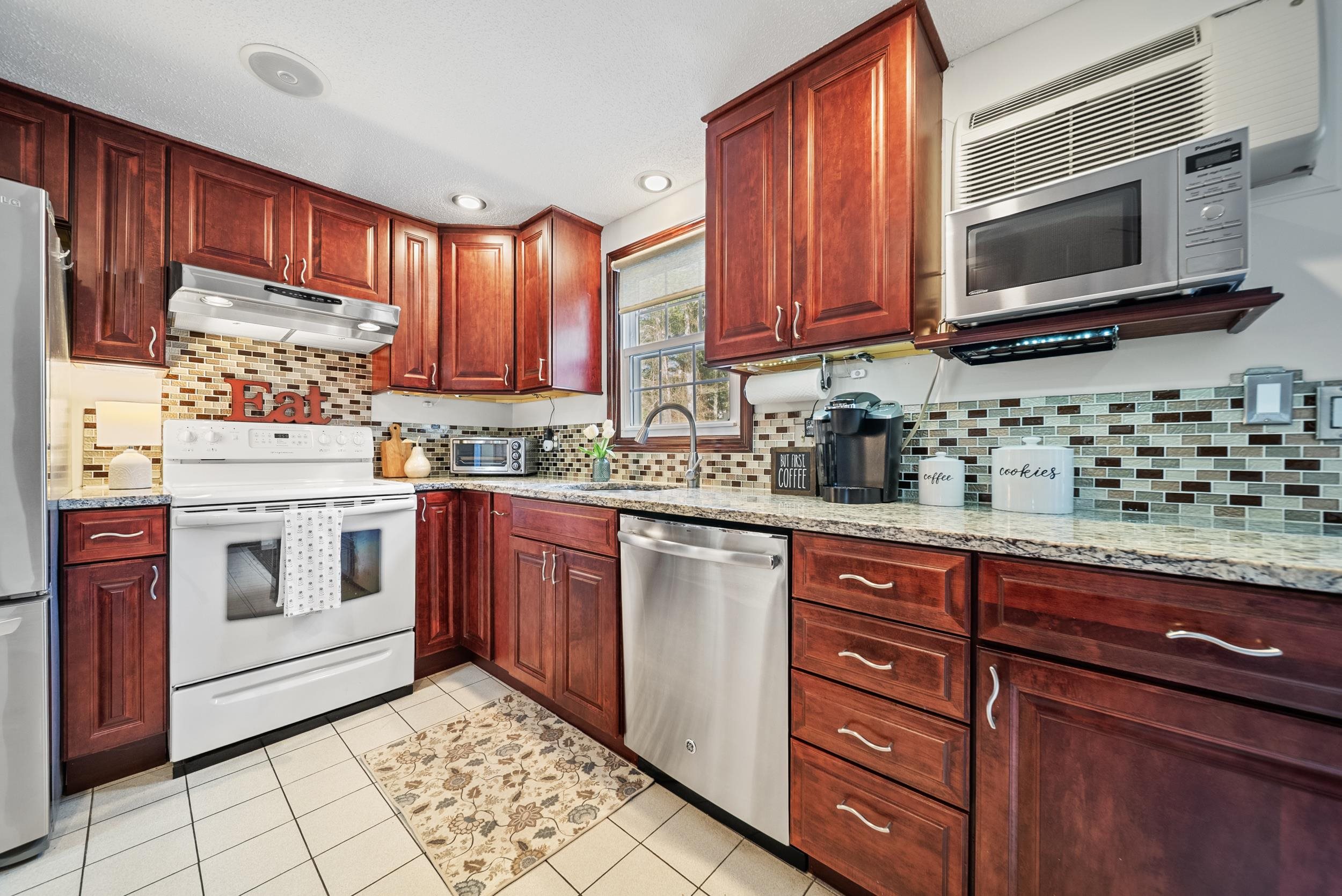 35 Olde Country Village, Londonderry, NH 03053