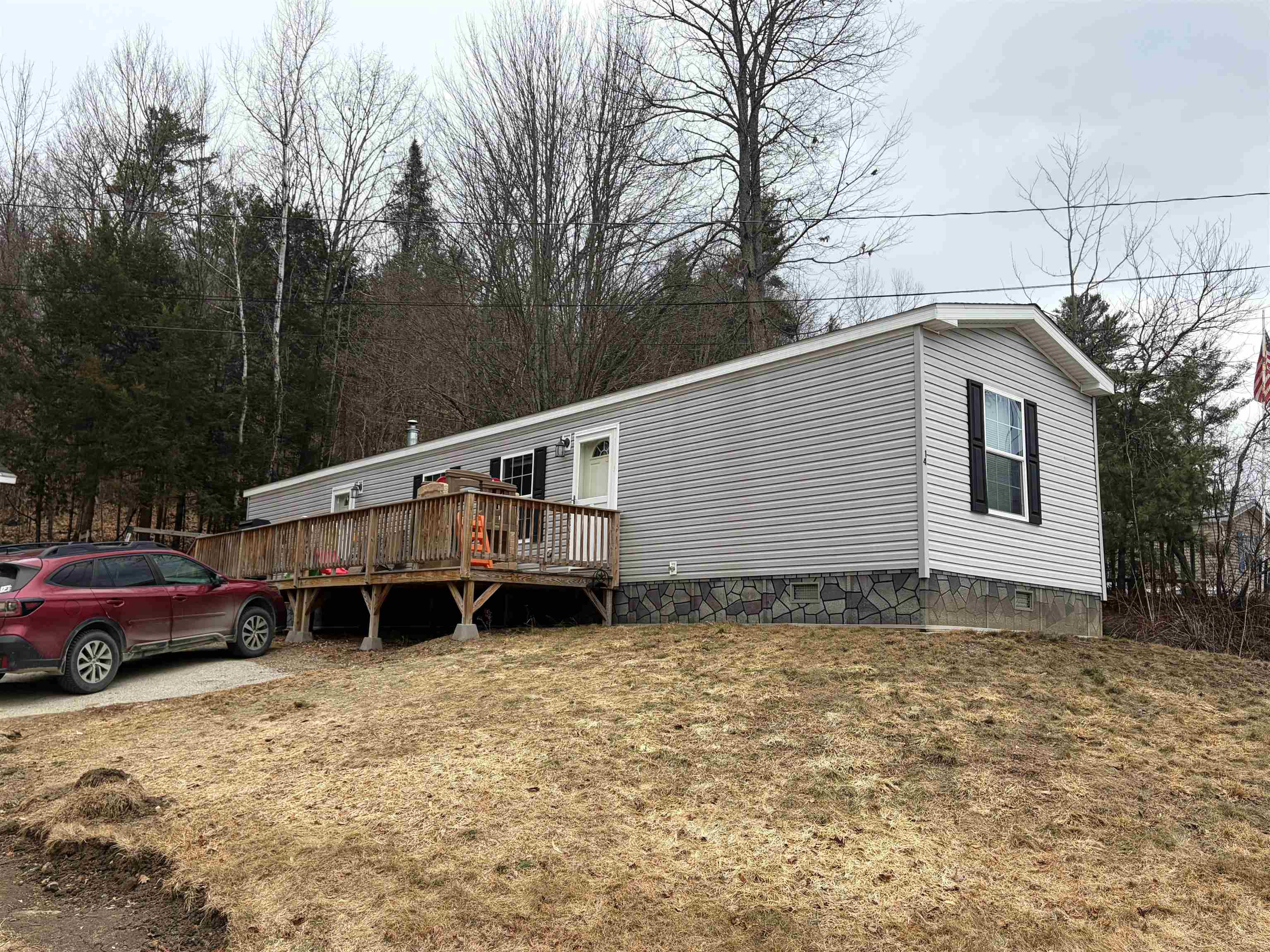 14 Hilltop Manor Mobile Home Pk, Littleton, NH 03561