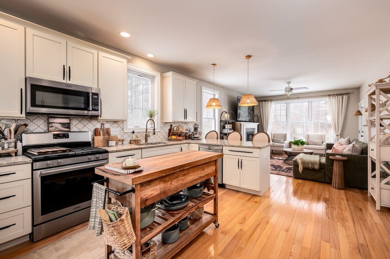 8 Cider Mill Ln, Stratham, NH 03885