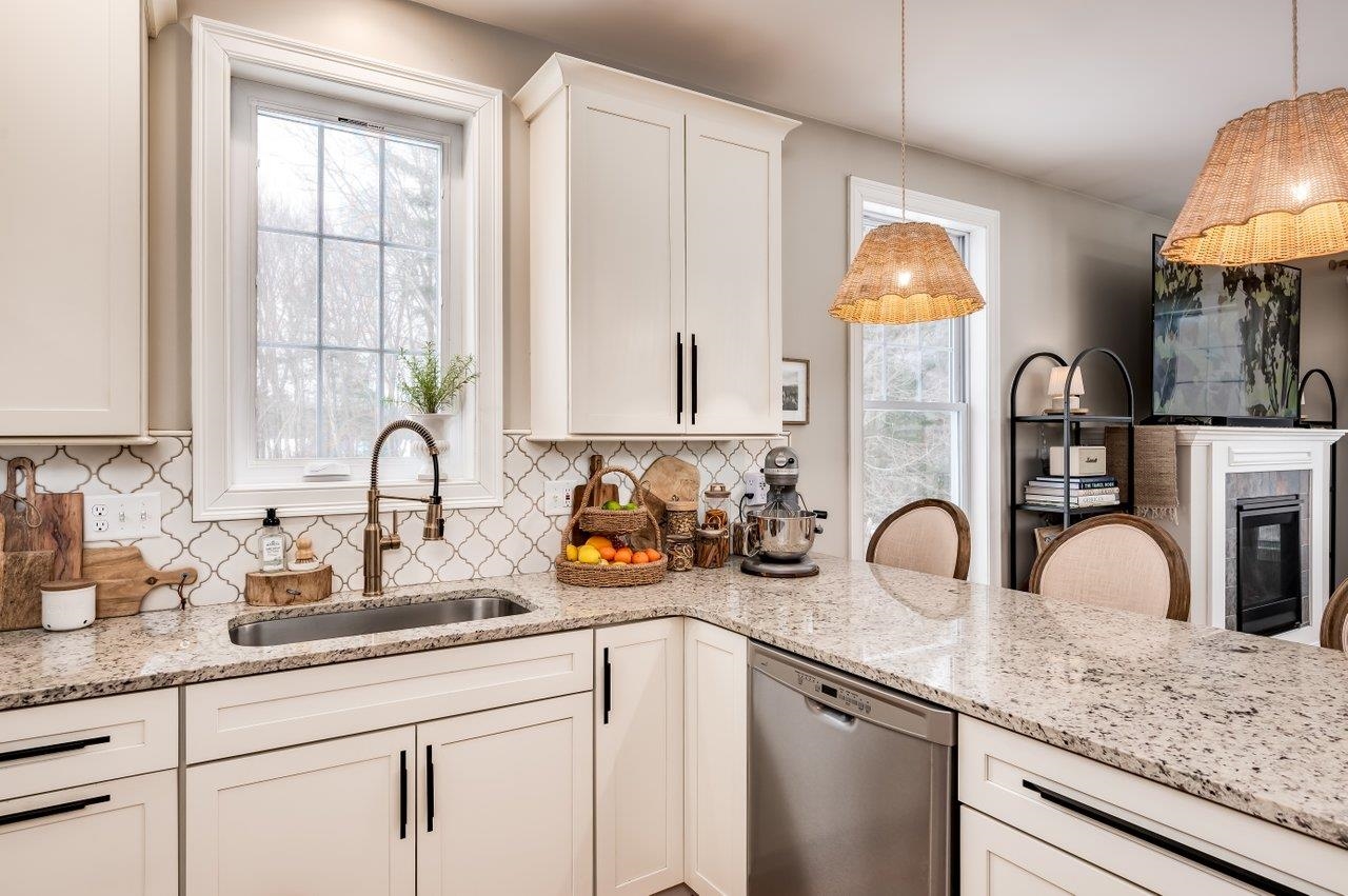 8 Cider Mill Ln, Stratham, NH 03885