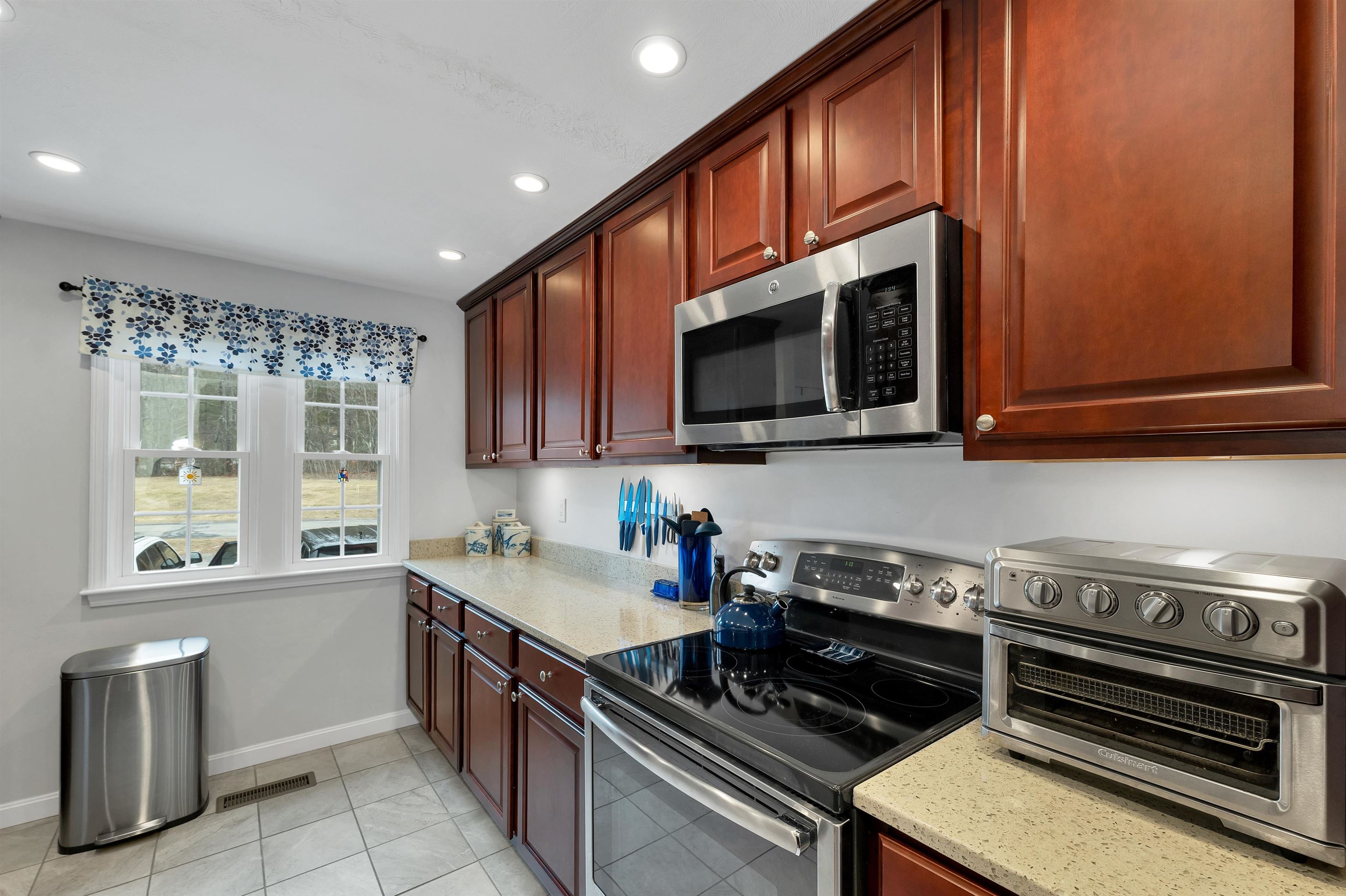 614 Fox Hollow Way, Manchester, NH 03104