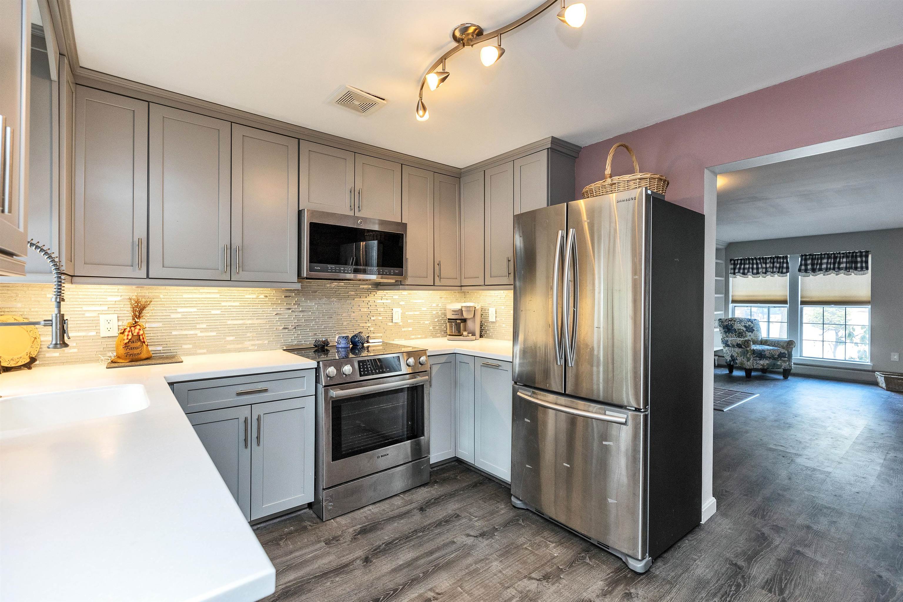 8 Ne Village Rd, Concord, NH 03301