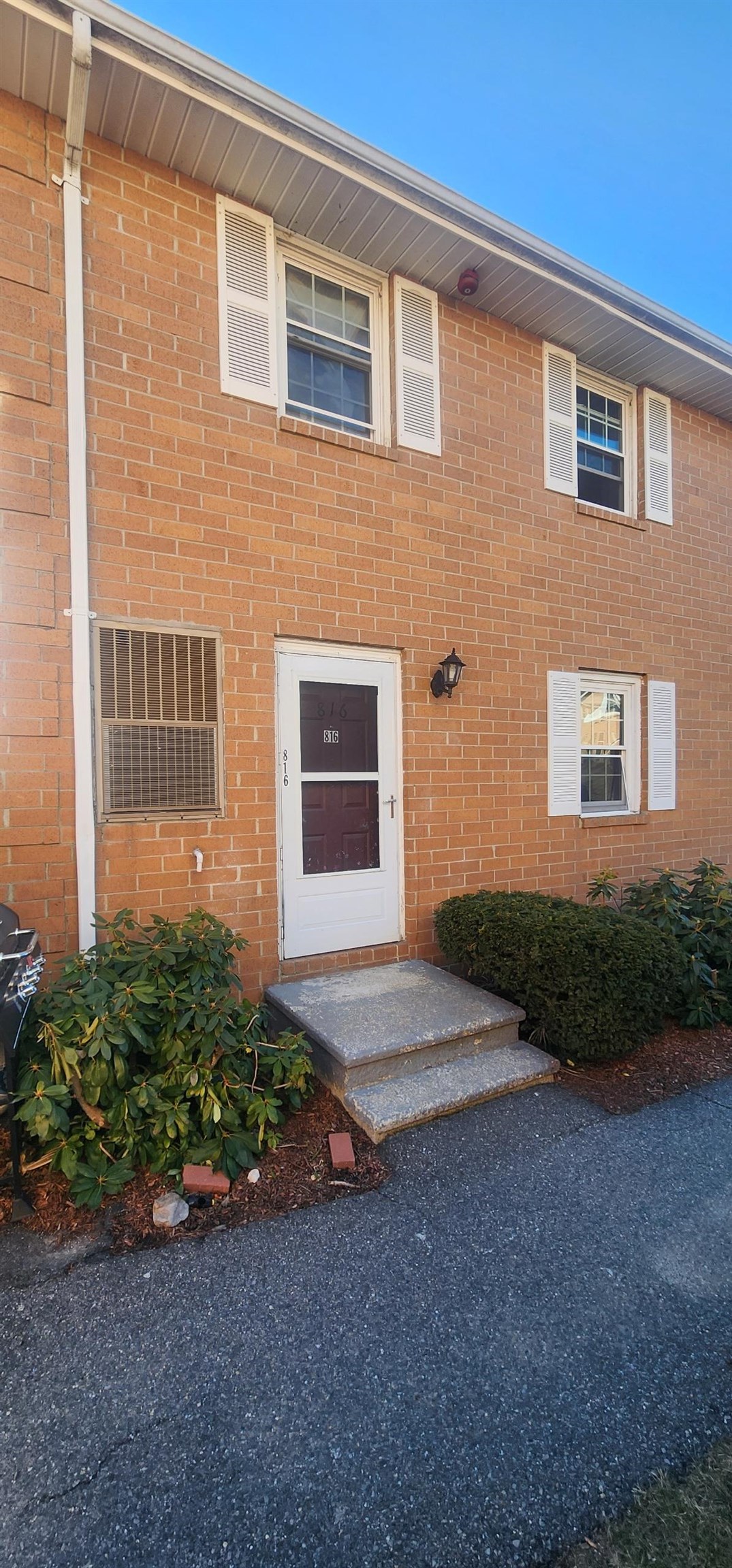 816 Elmwood Dr, Hudson, NH 03051