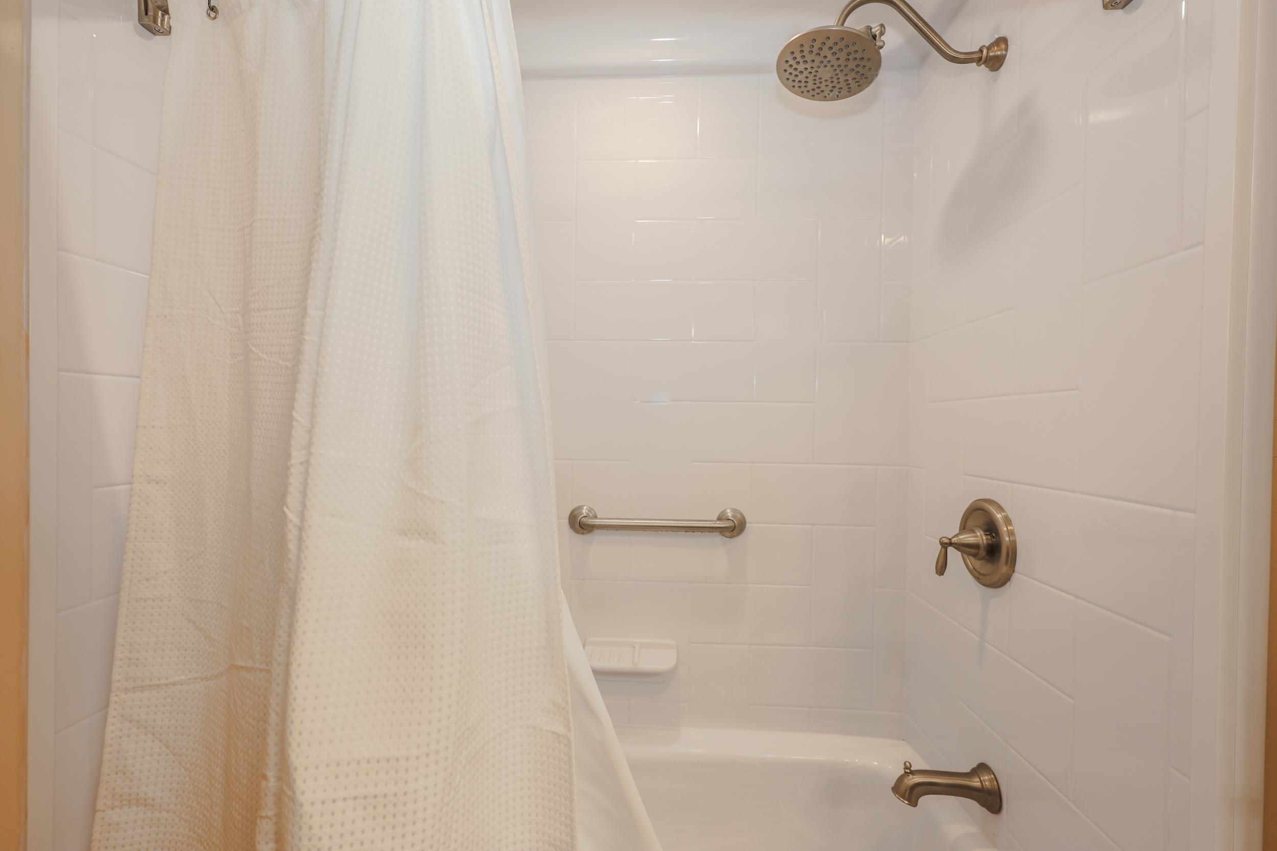 6 Karen Ln, Londonderry, NH 03053