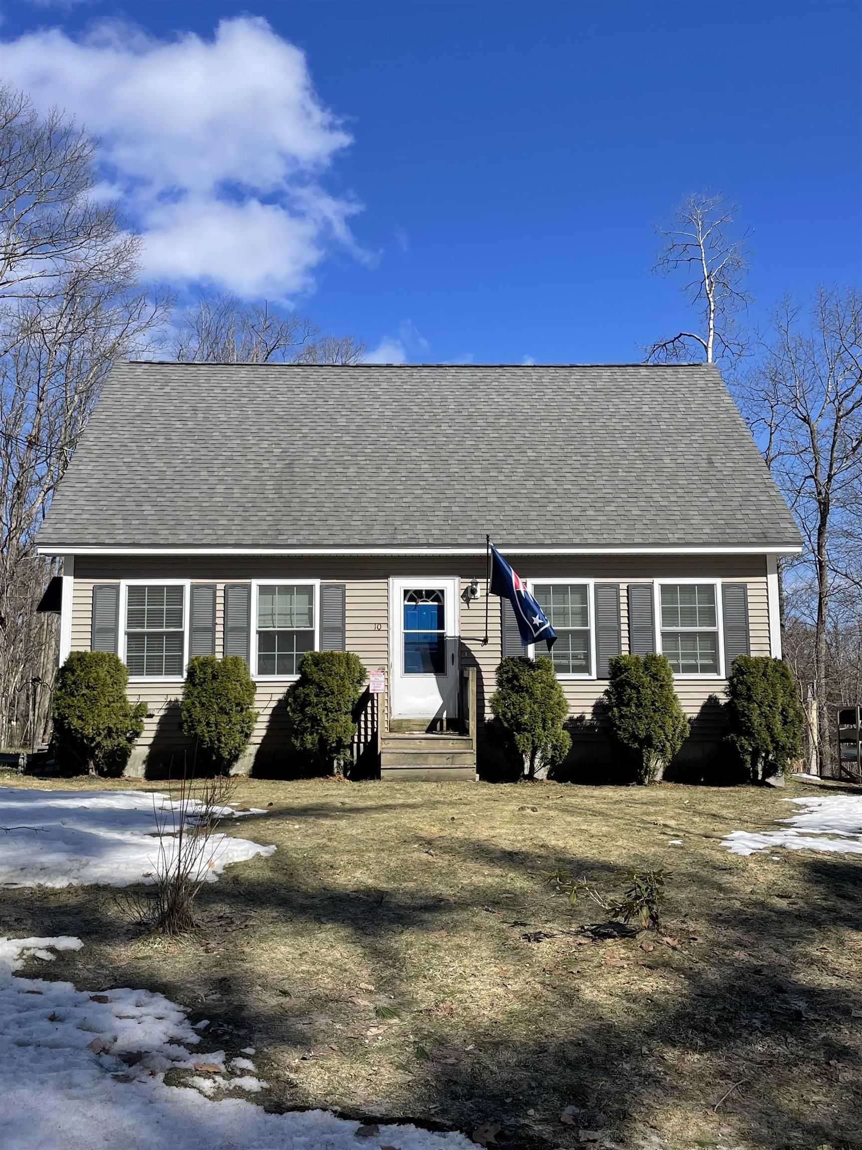 10 Hemlock St, Hillsborough, NH 03244