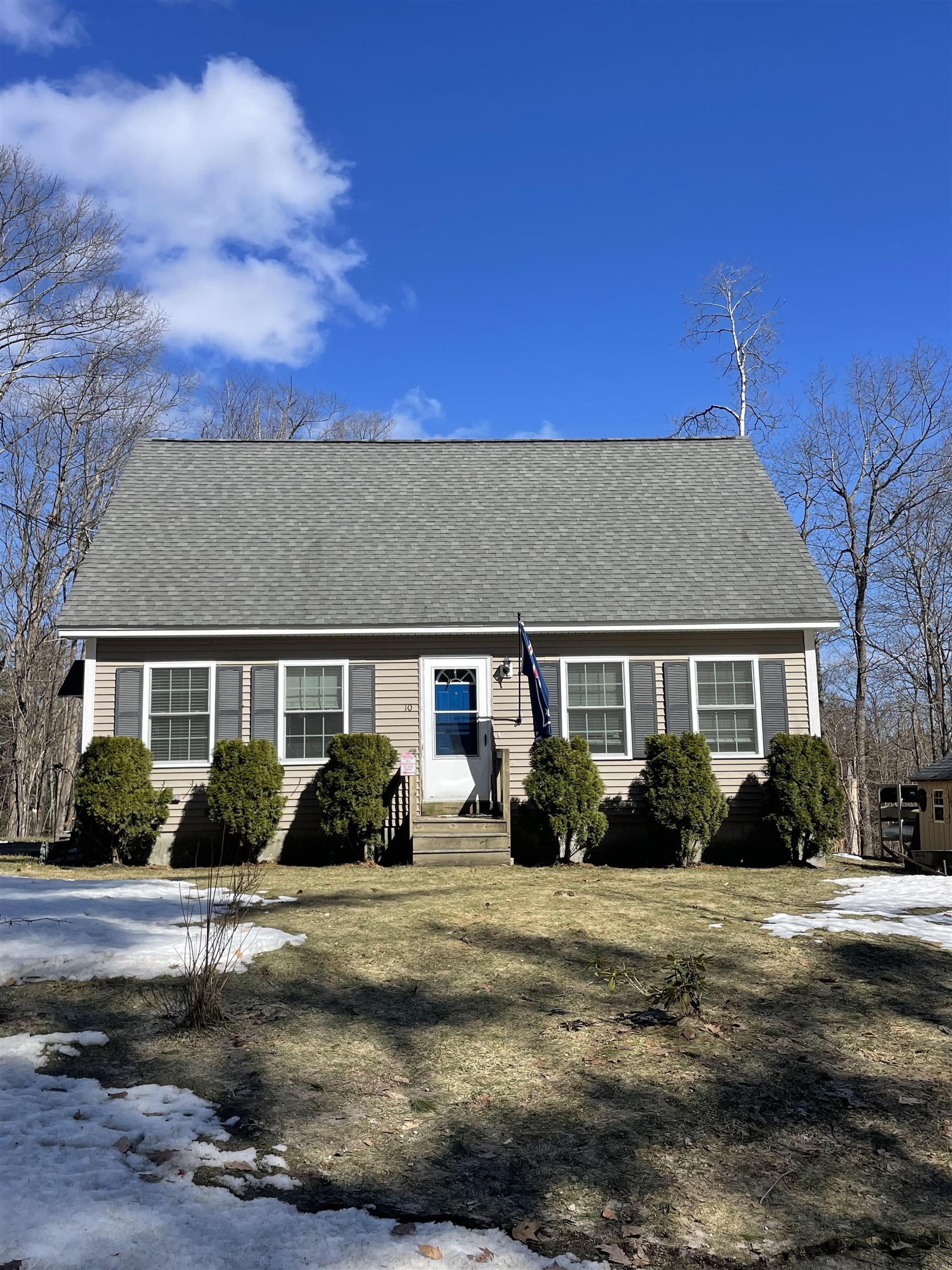 10 Hemlock St, Hillsborough, NH 03244